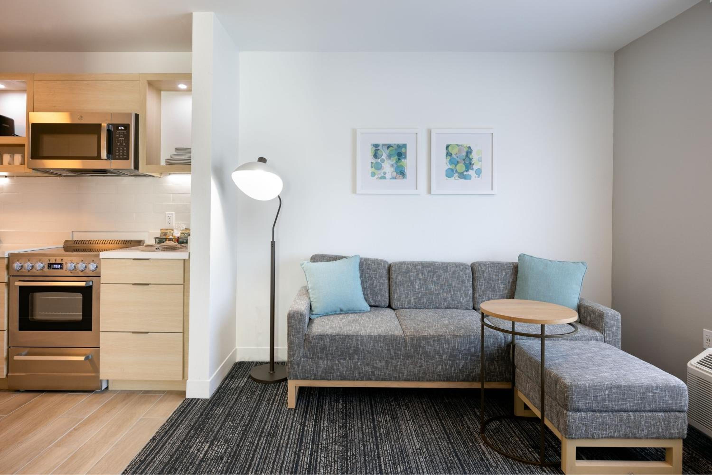 One-Bedroom Queen Suite - Photo 2
