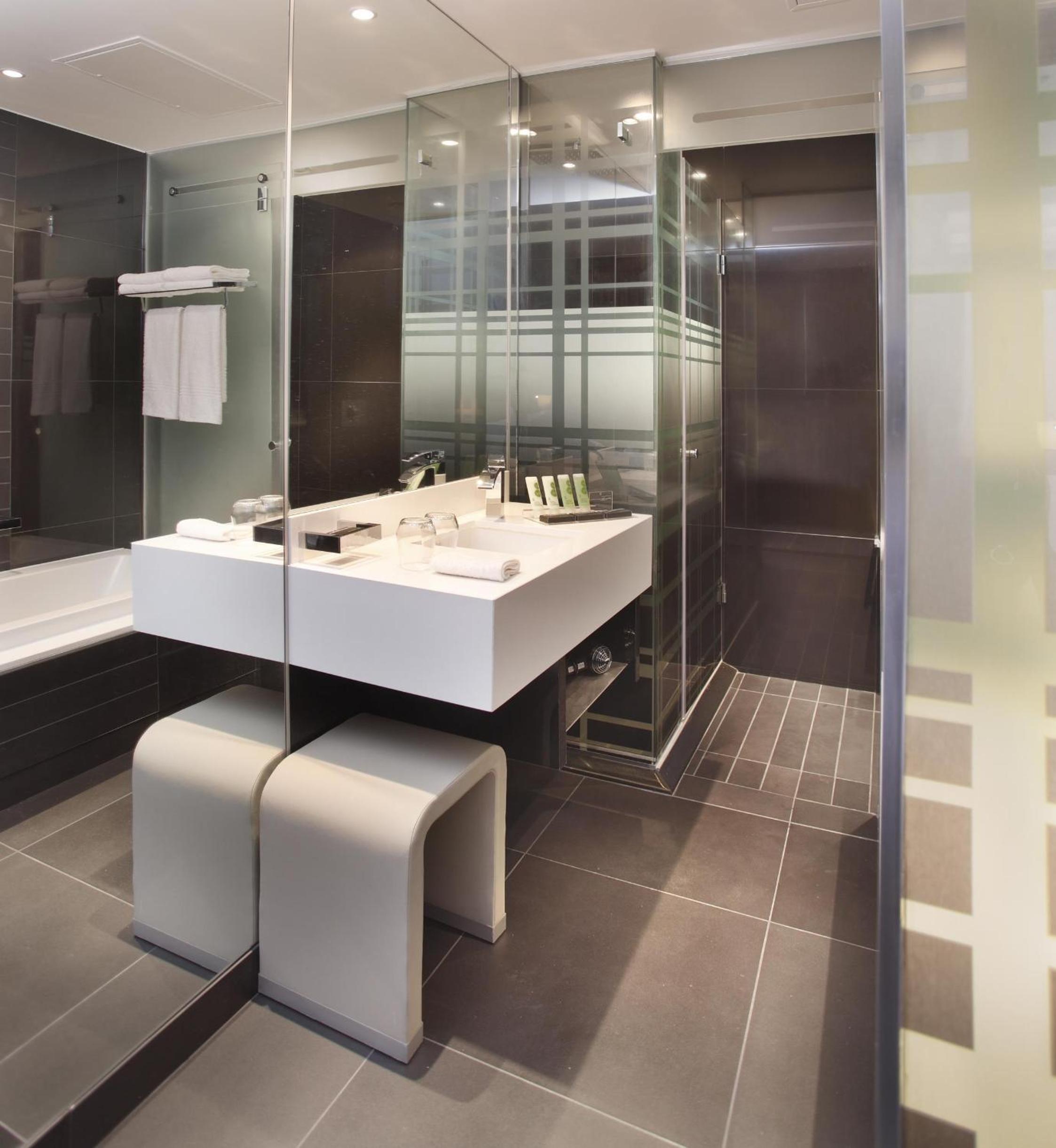 Luxury Queen Room with Balcony - Photo 4