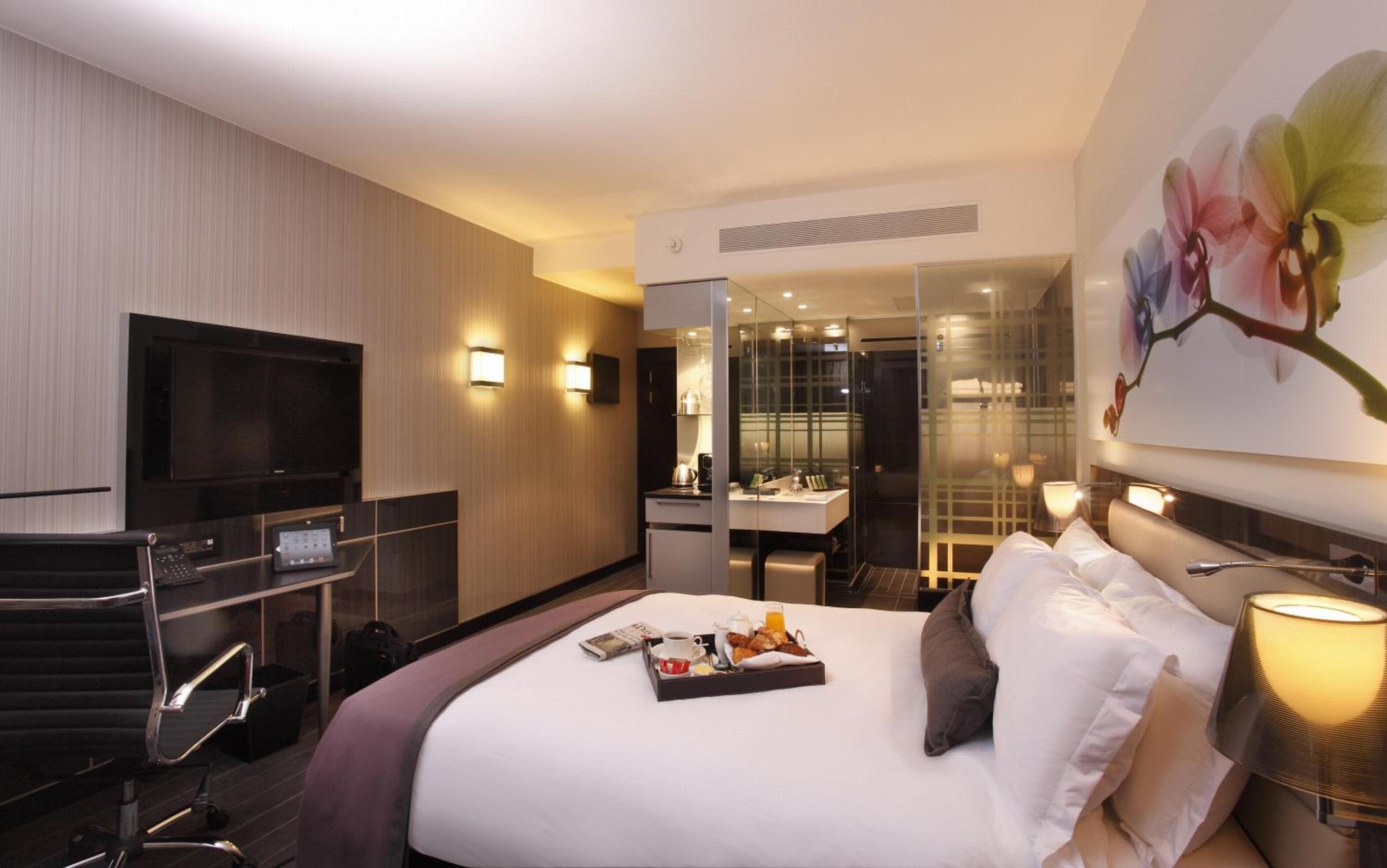 Luxury Queen Room with Balcony - Photo 1