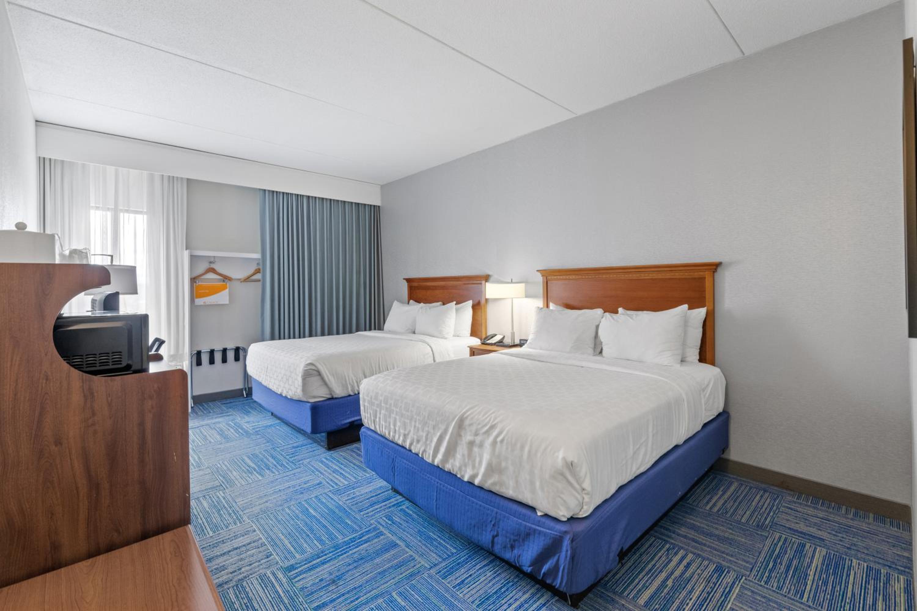 Queen Room With Two Queen Beds - Non-Smoking - Photo 6