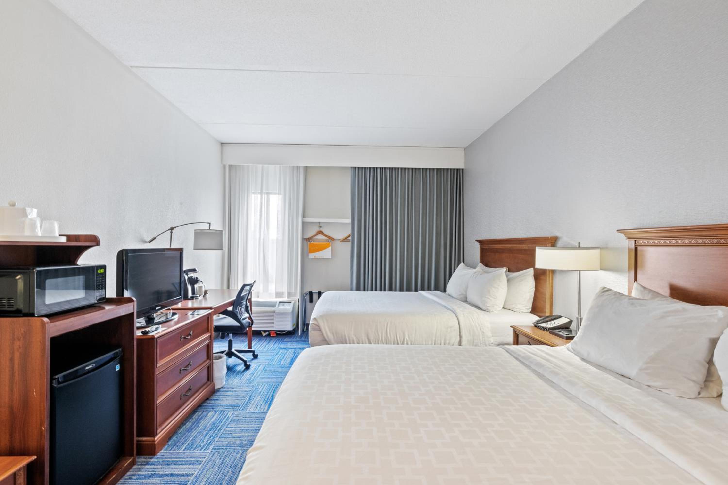 Queen Room With Two Queen Beds - Non-Smoking - Photo 12