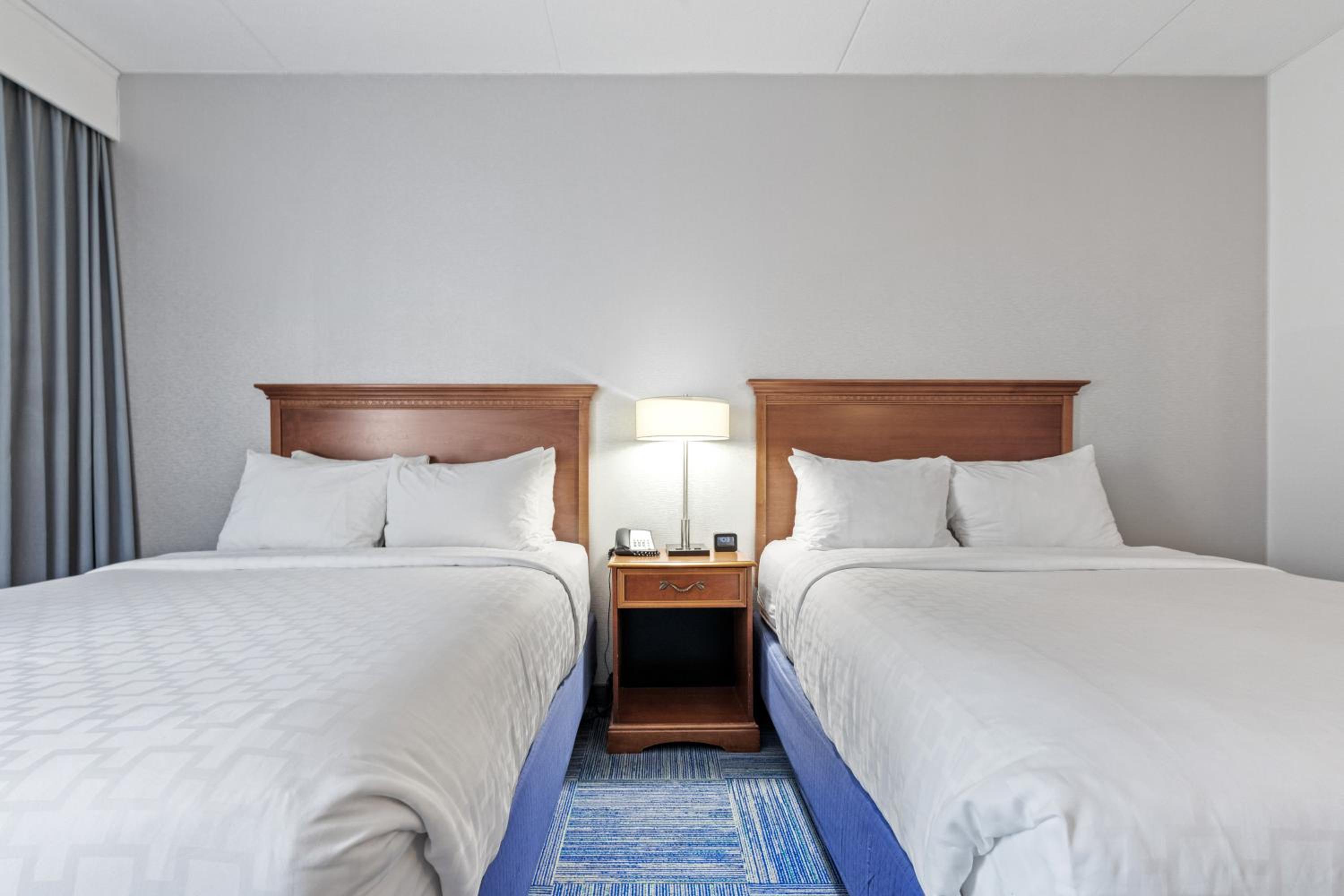 Queen Room With Two Queen Beds - Non-Smoking - Photo 7