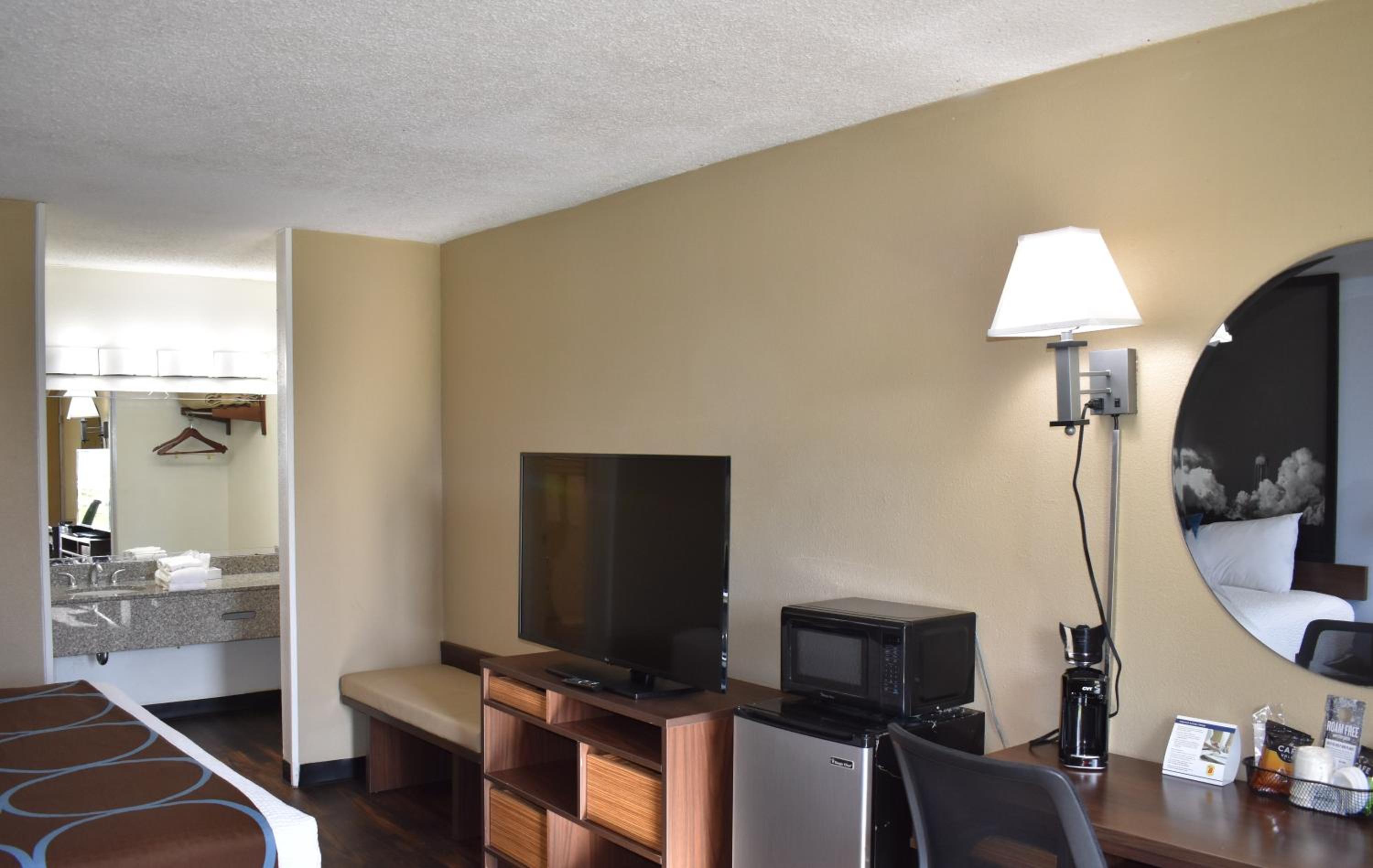 King Room - Non-Smoking - Photo 8