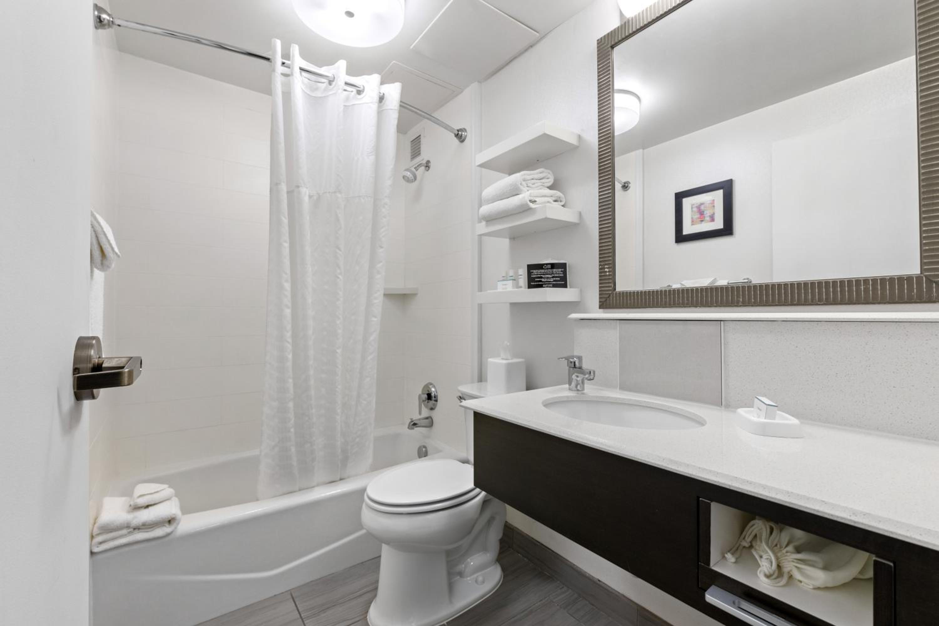 Queen Room With Two Queen Beds - Non-Smoking - Photo 14