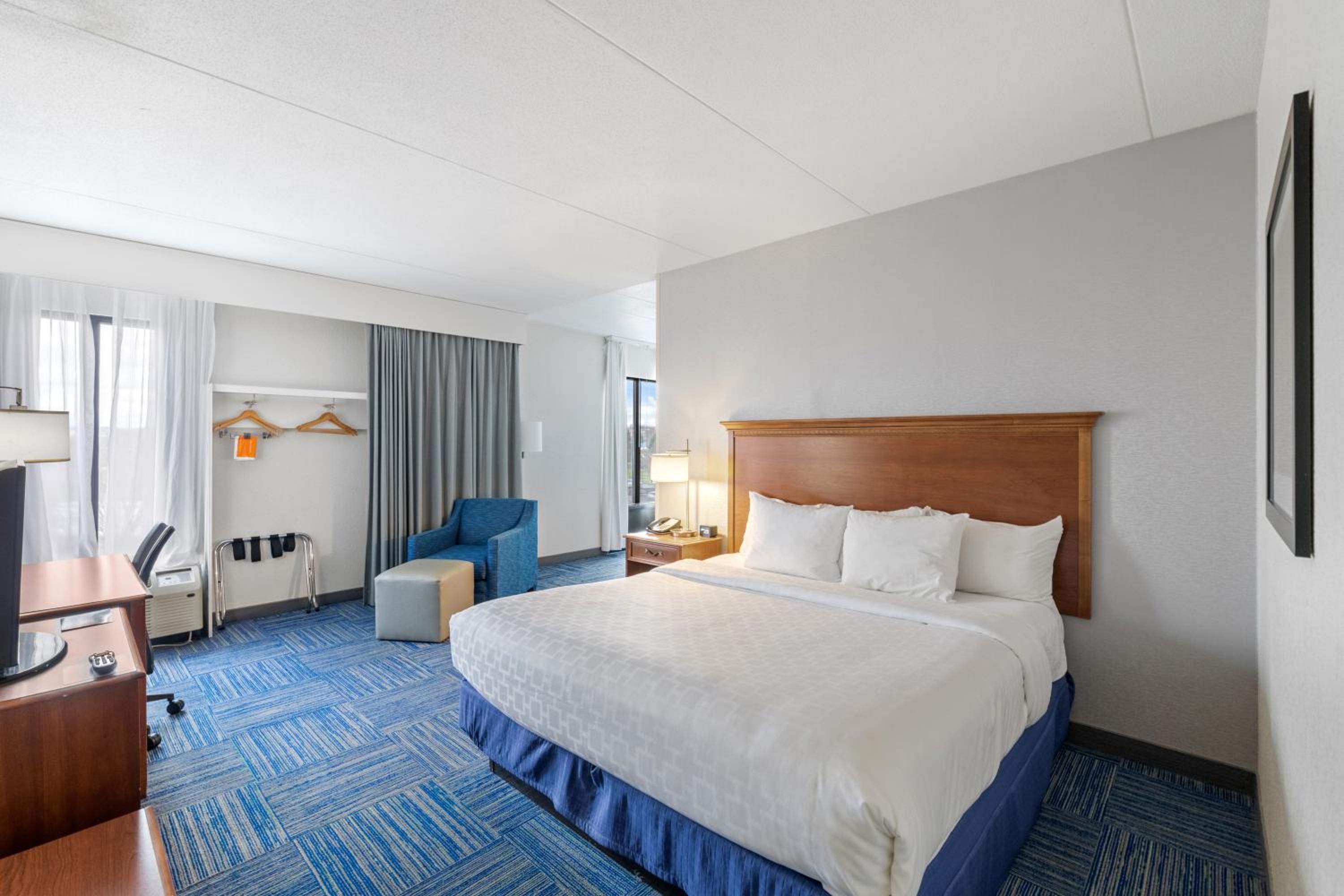 Superior King Suite - Non Smoking - Photo 12