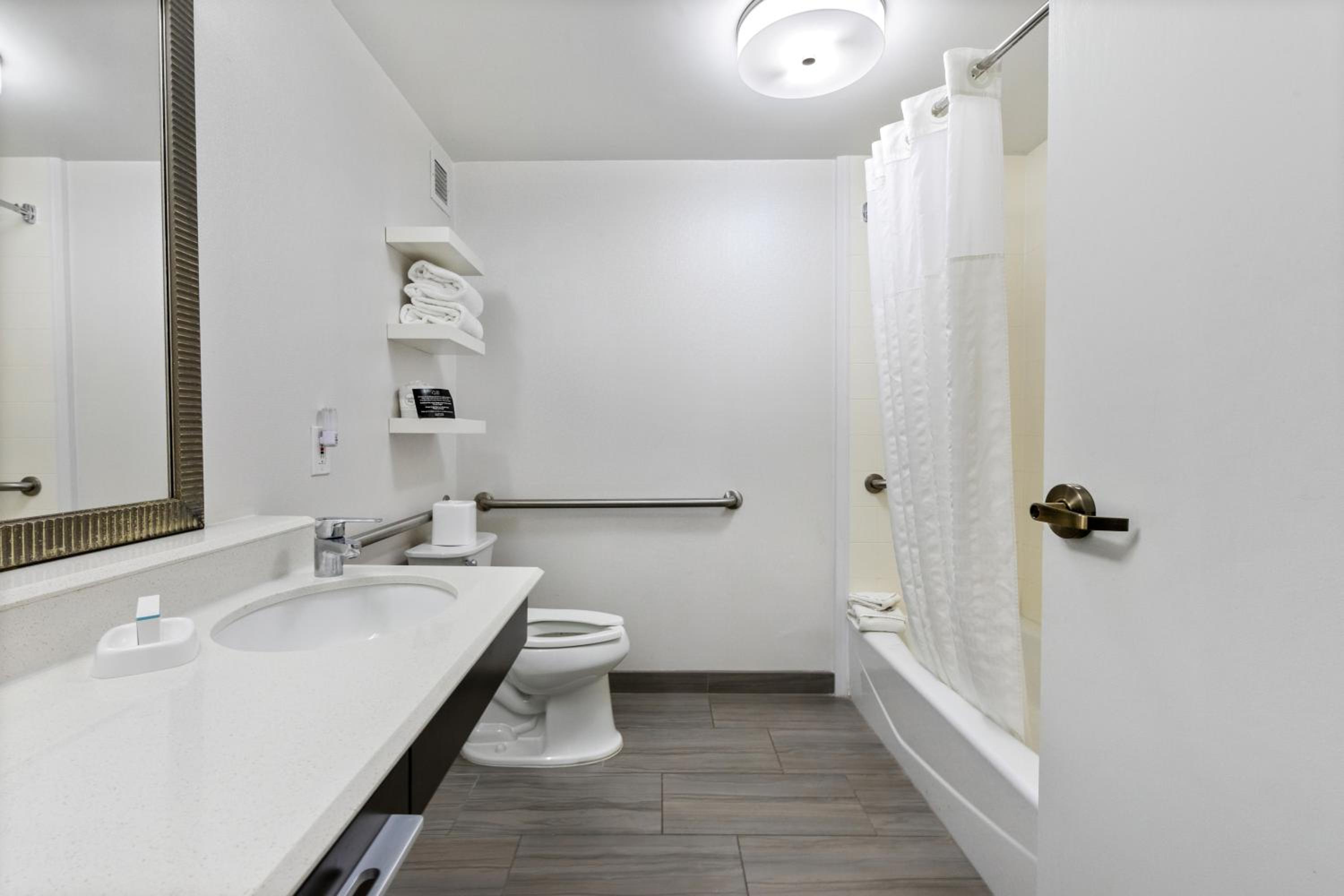 Queen Room - Accessible/Nonsmoking