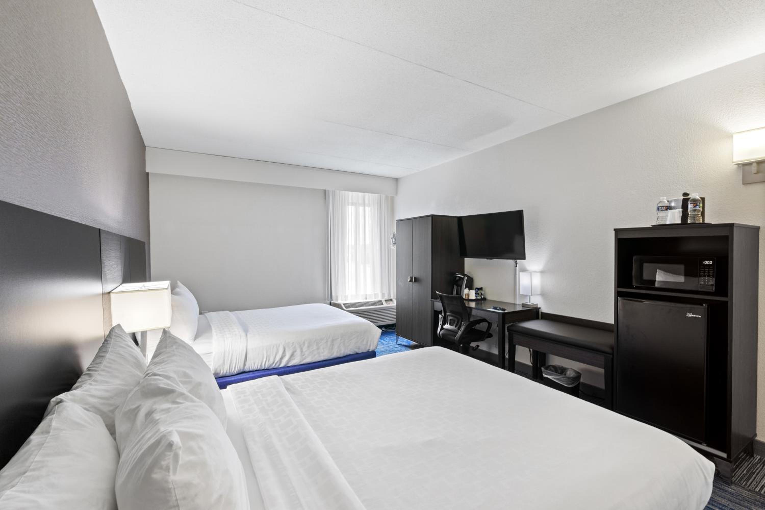 Queen Room With Two Queen Beds - Non-Smoking - Photo 11