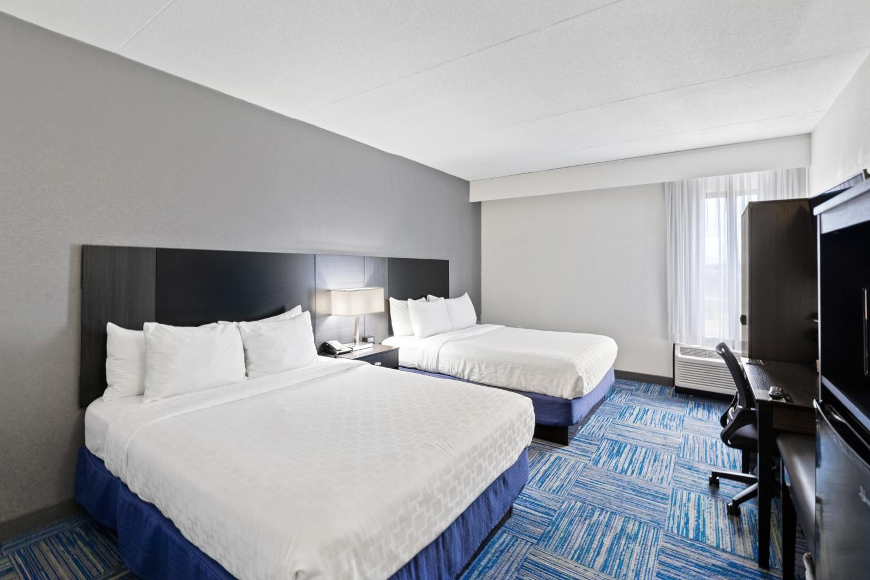 Queen Room With Two Queen Beds - Non-Smoking - Photo 9