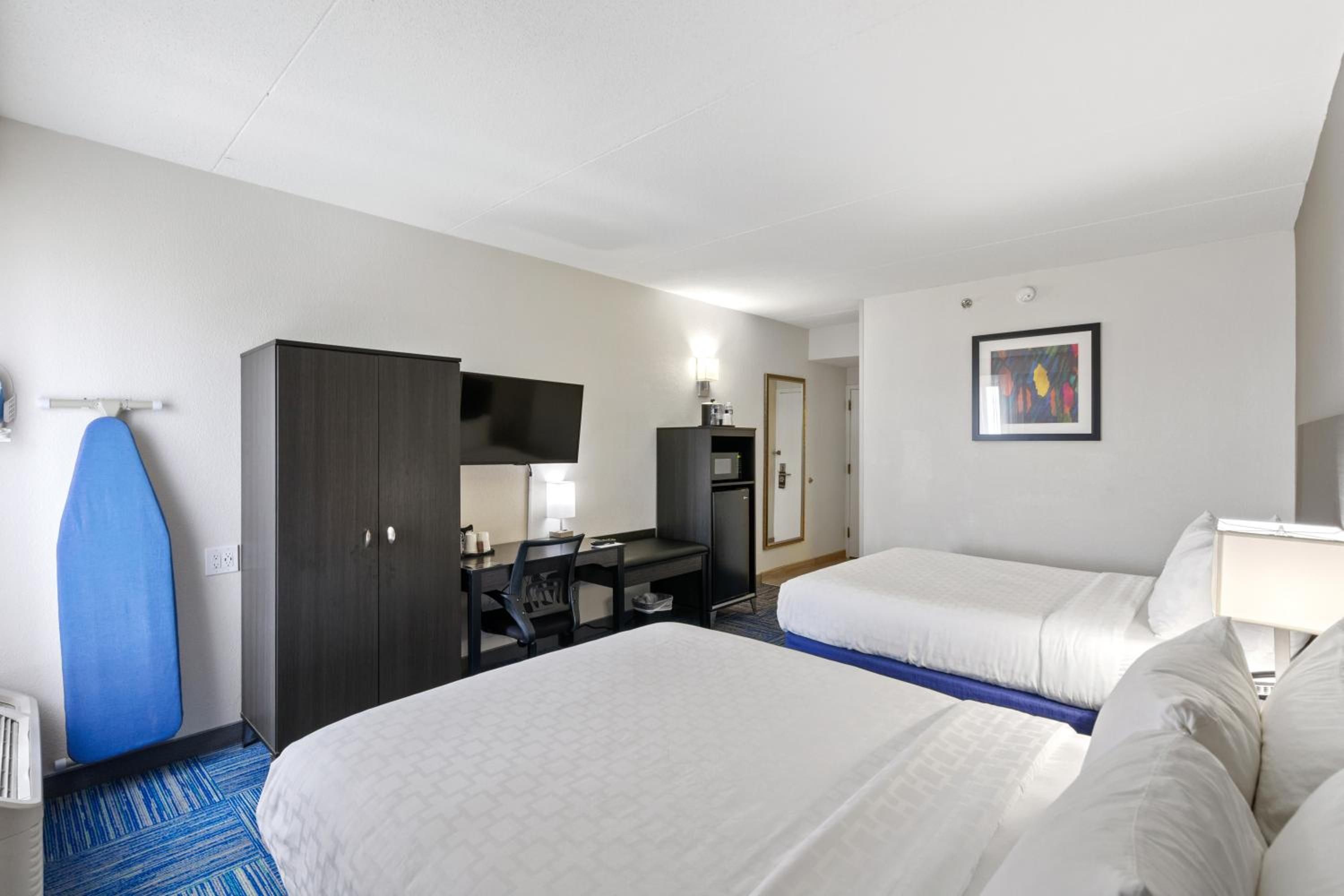 Queen Room With Two Queen Beds - Non-Smoking - Photo 8