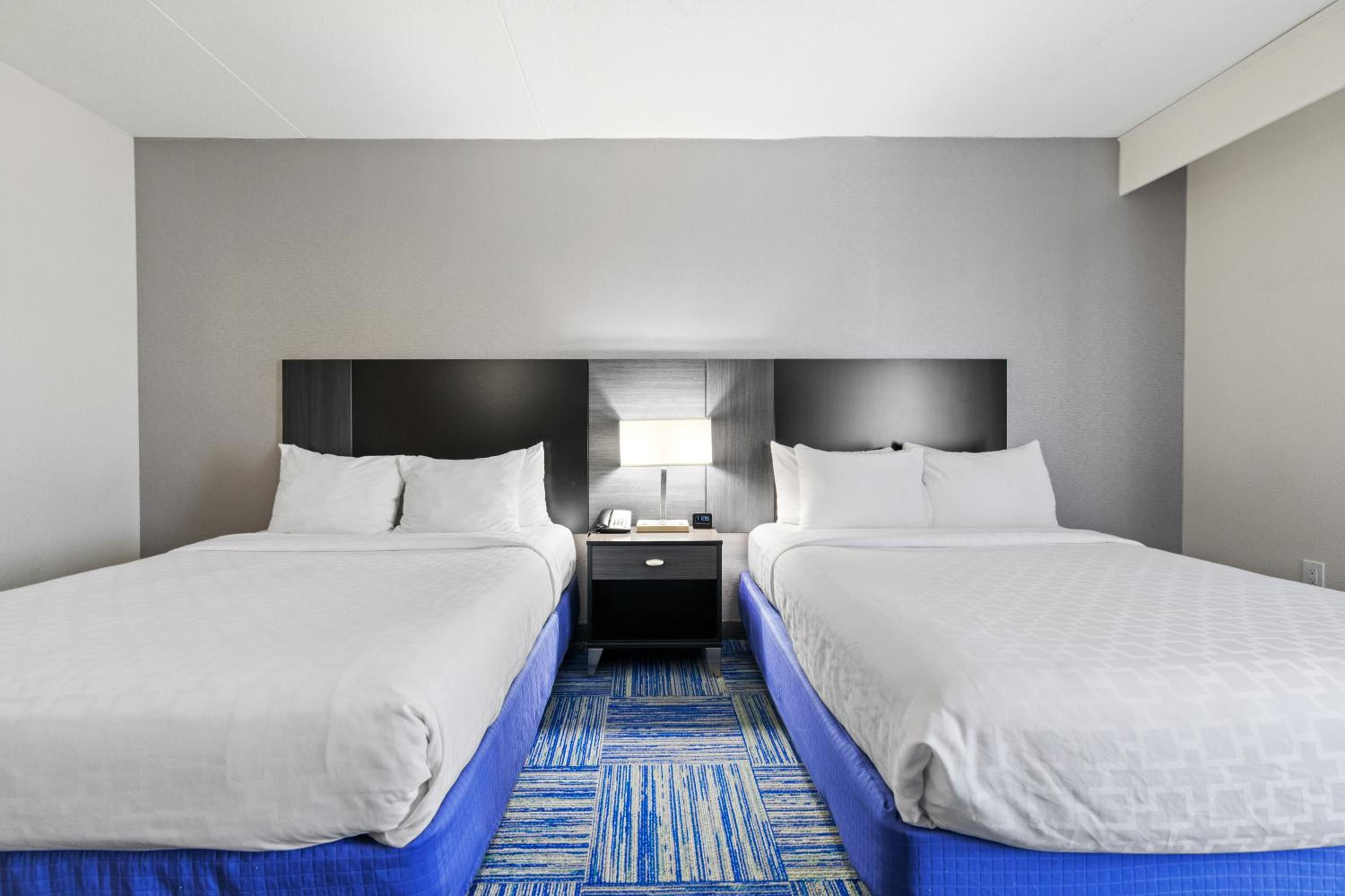 Queen Room With Two Queen Beds - Non-Smoking - Photo 4