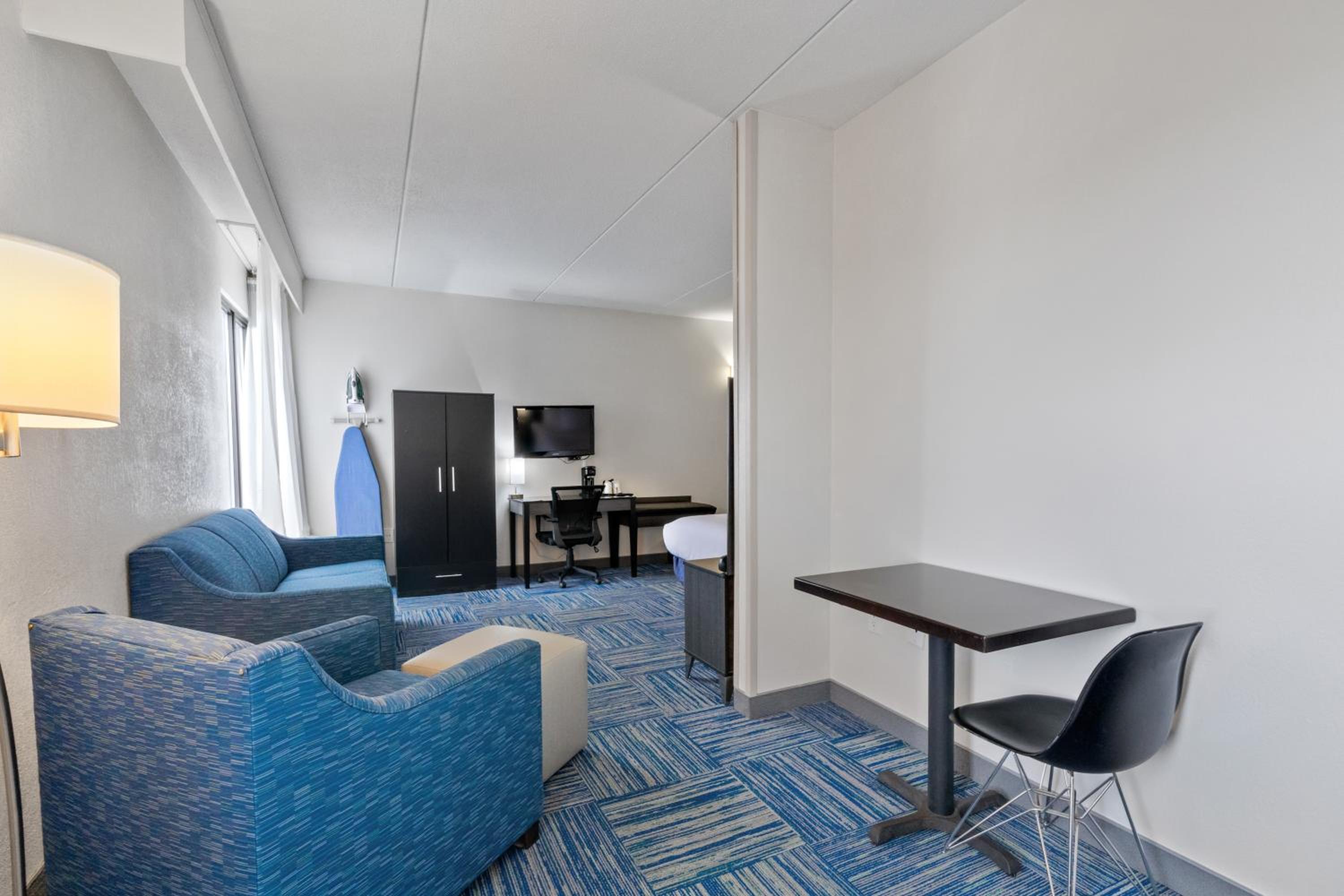 Superior King Suite - Non Smoking - Photo 3
