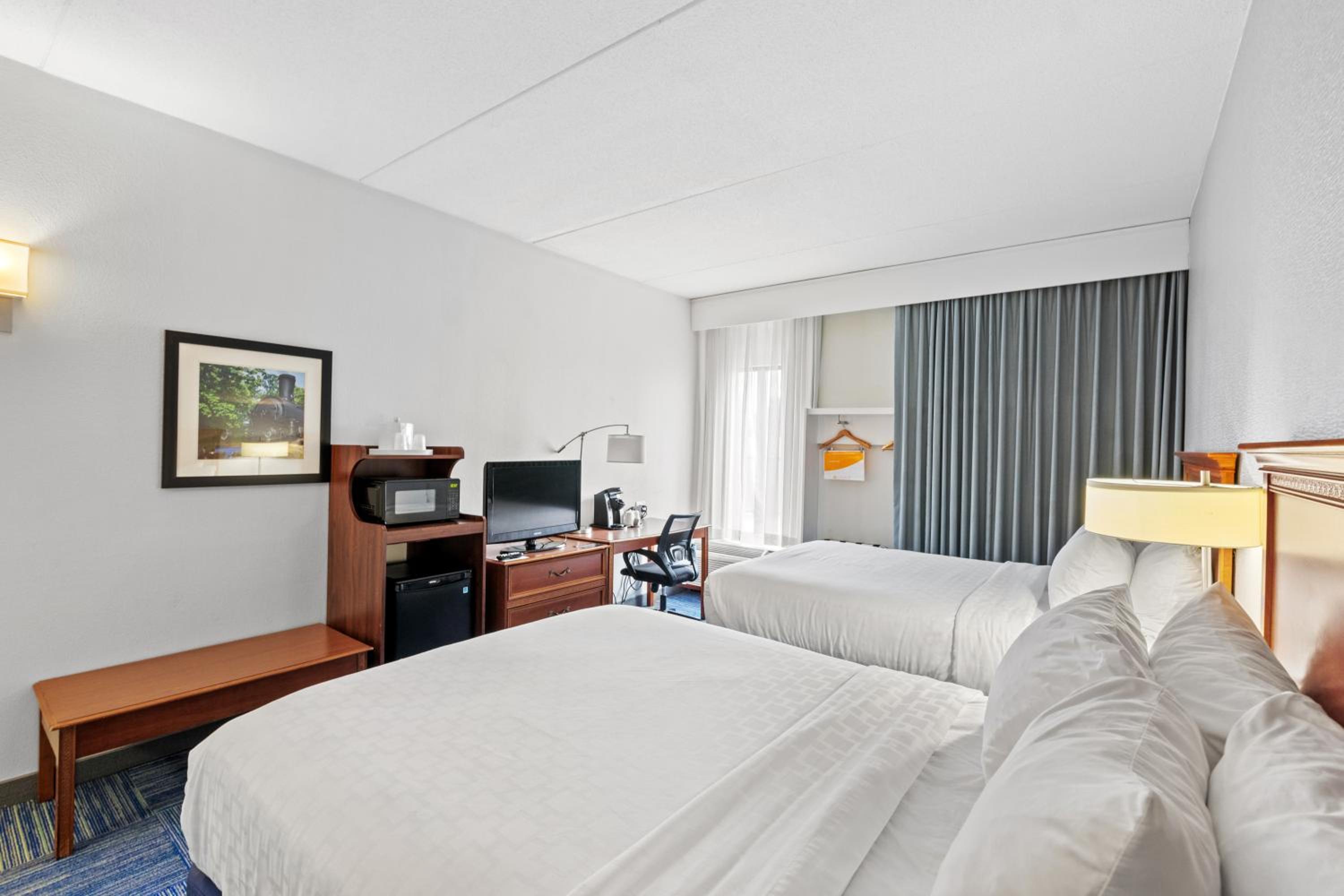 Queen Room With Two Queen Beds - Non-Smoking - Photo 5