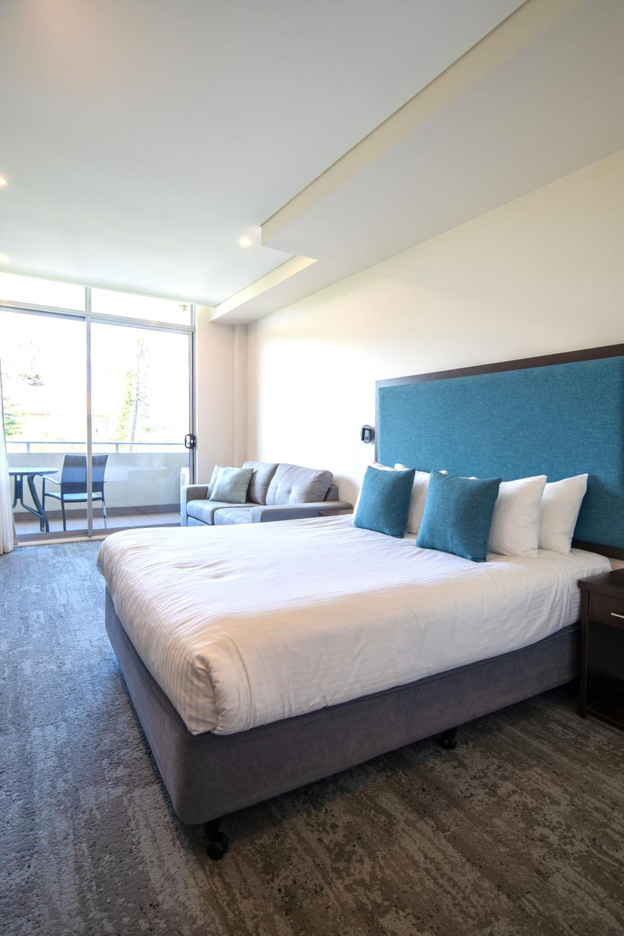 Queen Room with Sofa Bed and Balcony - Photo 7