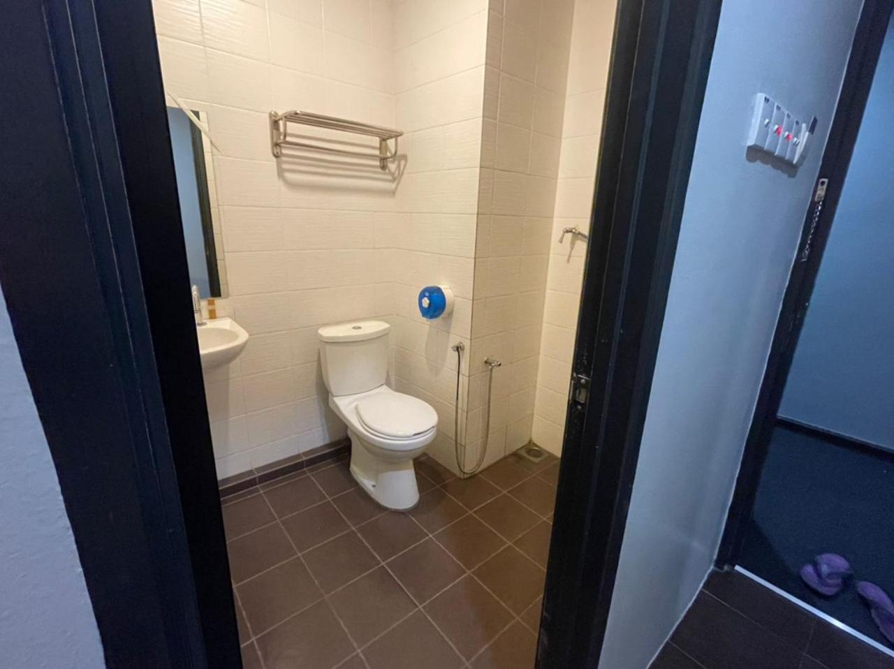Standard Twin Room (No Window) - Photo 7