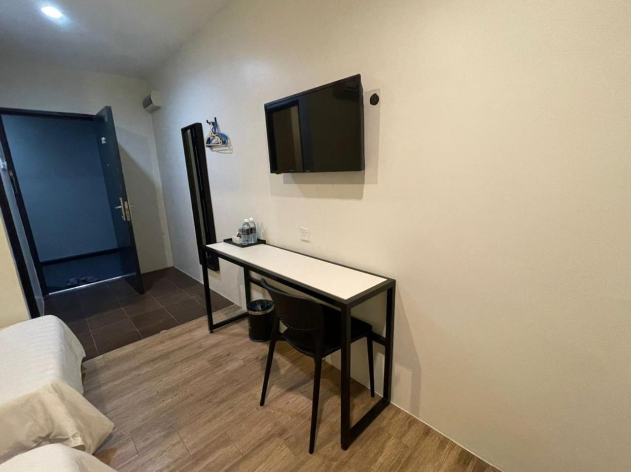 Standard Twin Room (No Window) - Photo 5