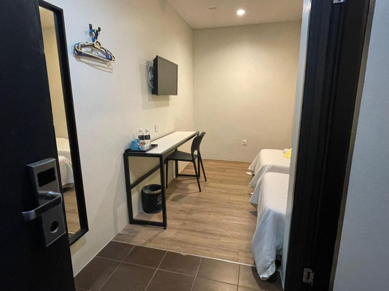 Standard Twin Room (No Window) - Photo 3