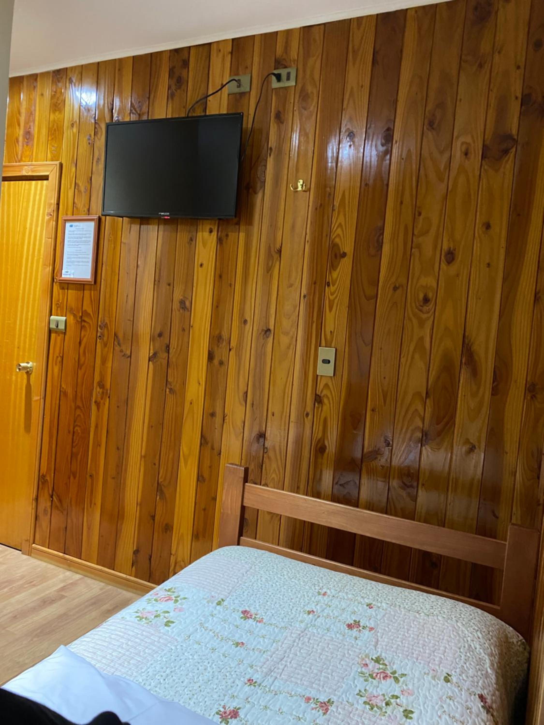 Single Room with Private Bathroom photo 2