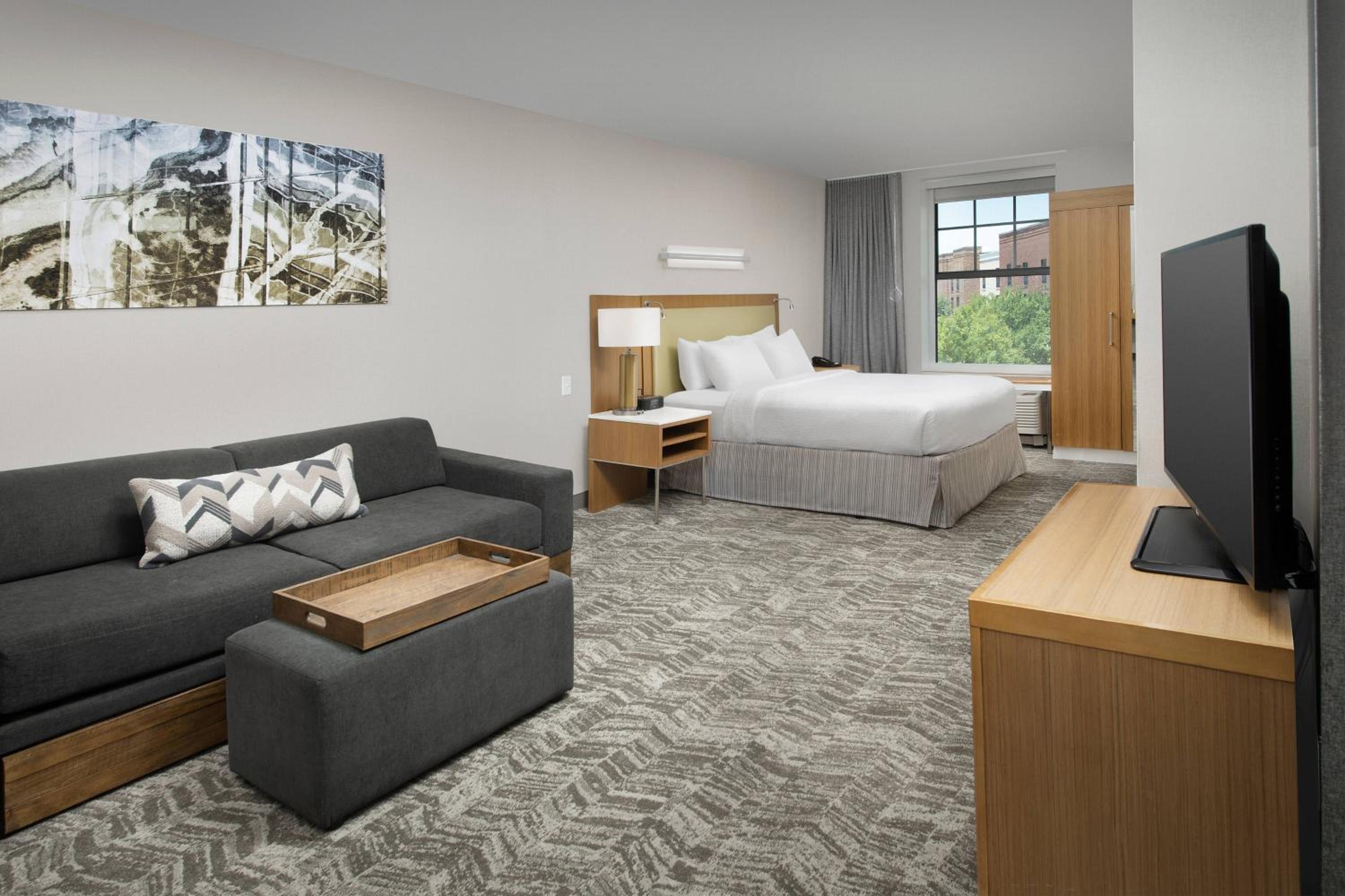 King Studio with Trundle Bed and Adapted Tub - Mobility and Hearing Accessible - Photo 4
