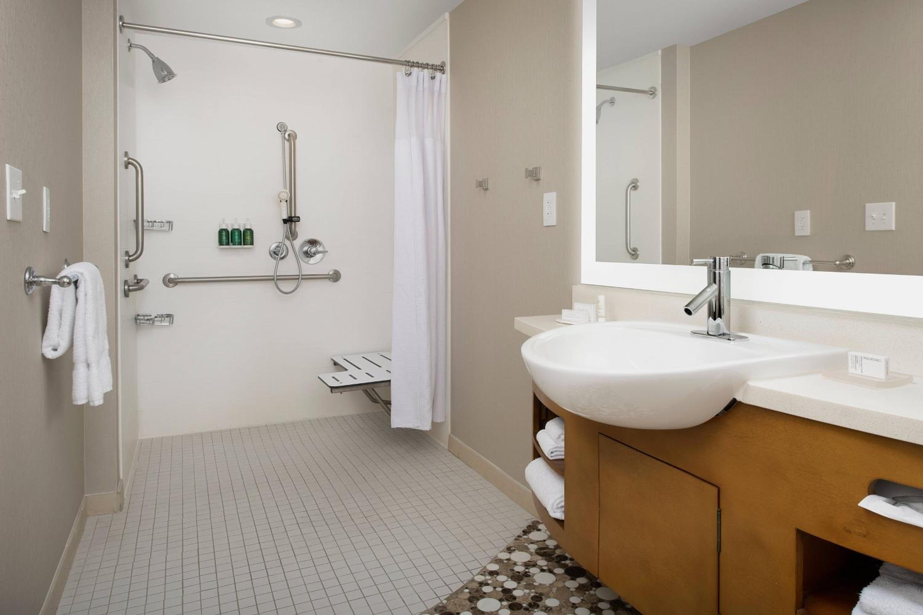 King Studio with Trundle Bed and Adapted Tub - Mobility and Hearing Accessible - Photo 6