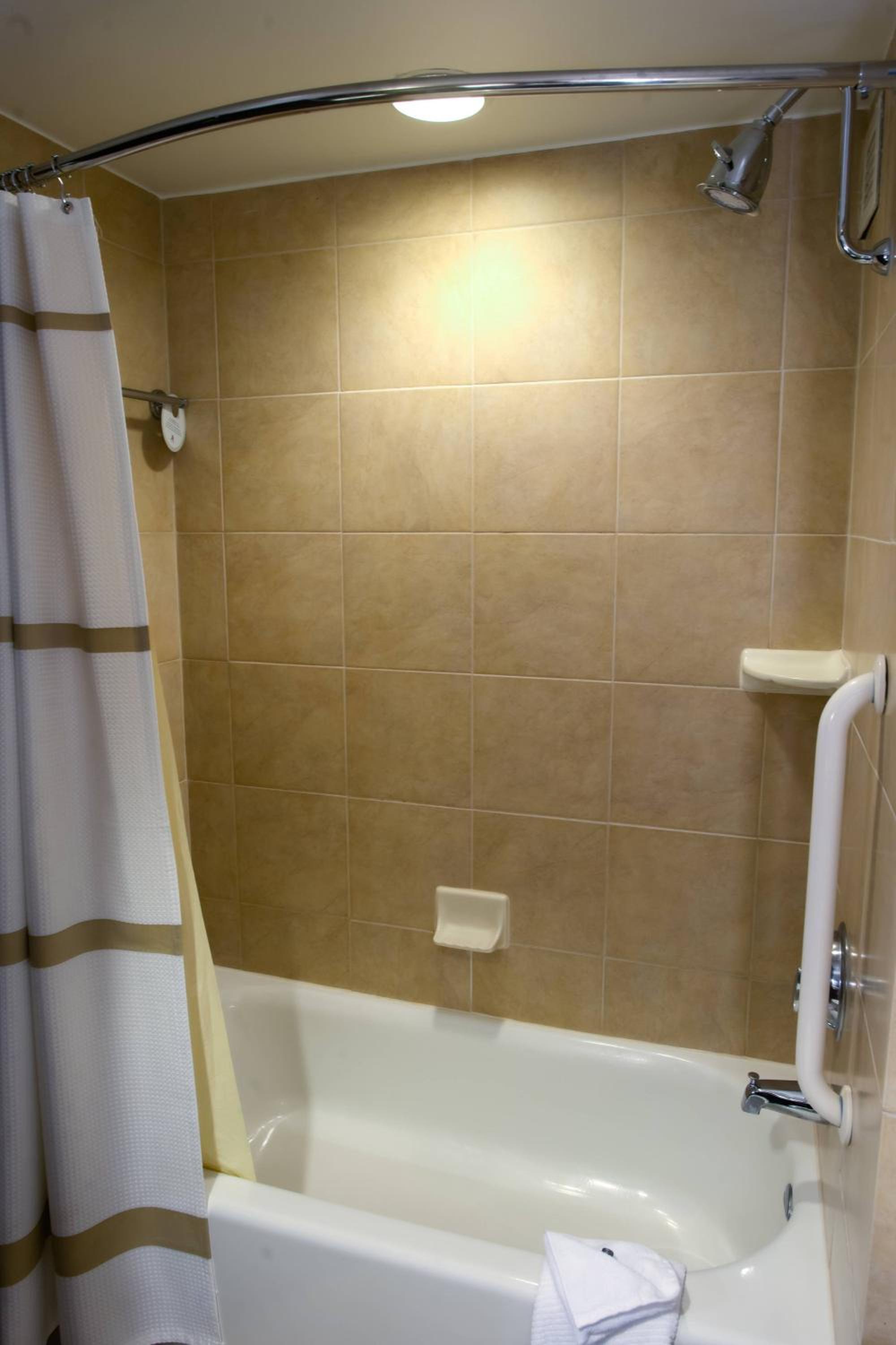 King Room with Adapted Tub - Mobility and Hearing Accessible, photo 6