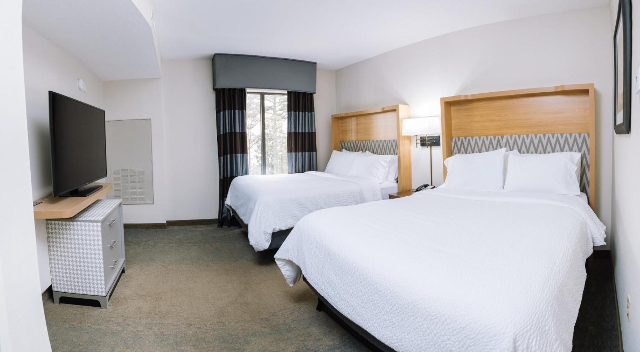 Standard Room with Two Queen Beds - Photo 2
