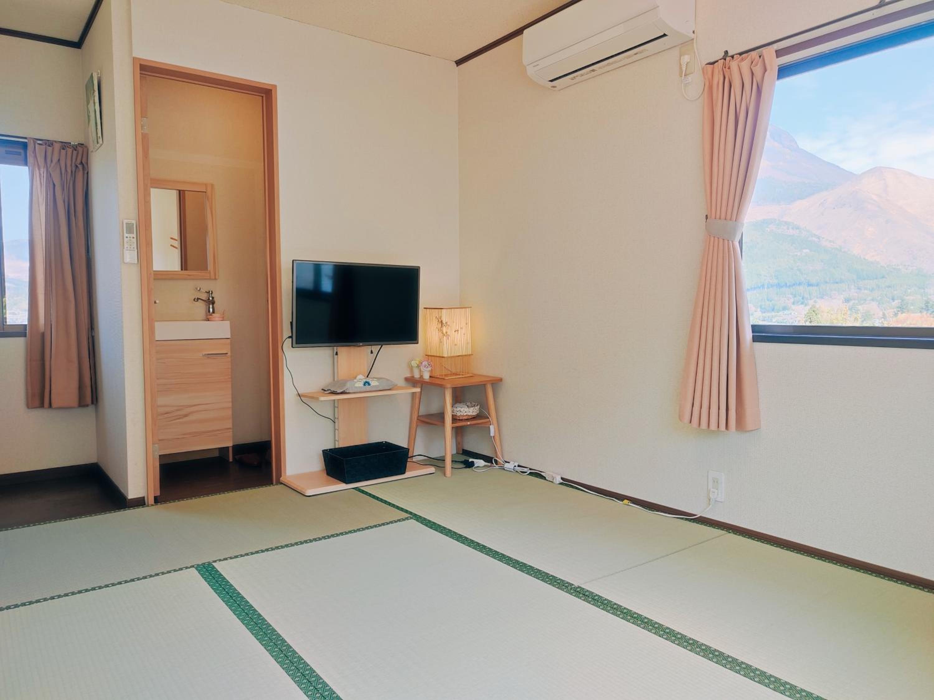 Double or Twin Room with Mountain View - Photo 22