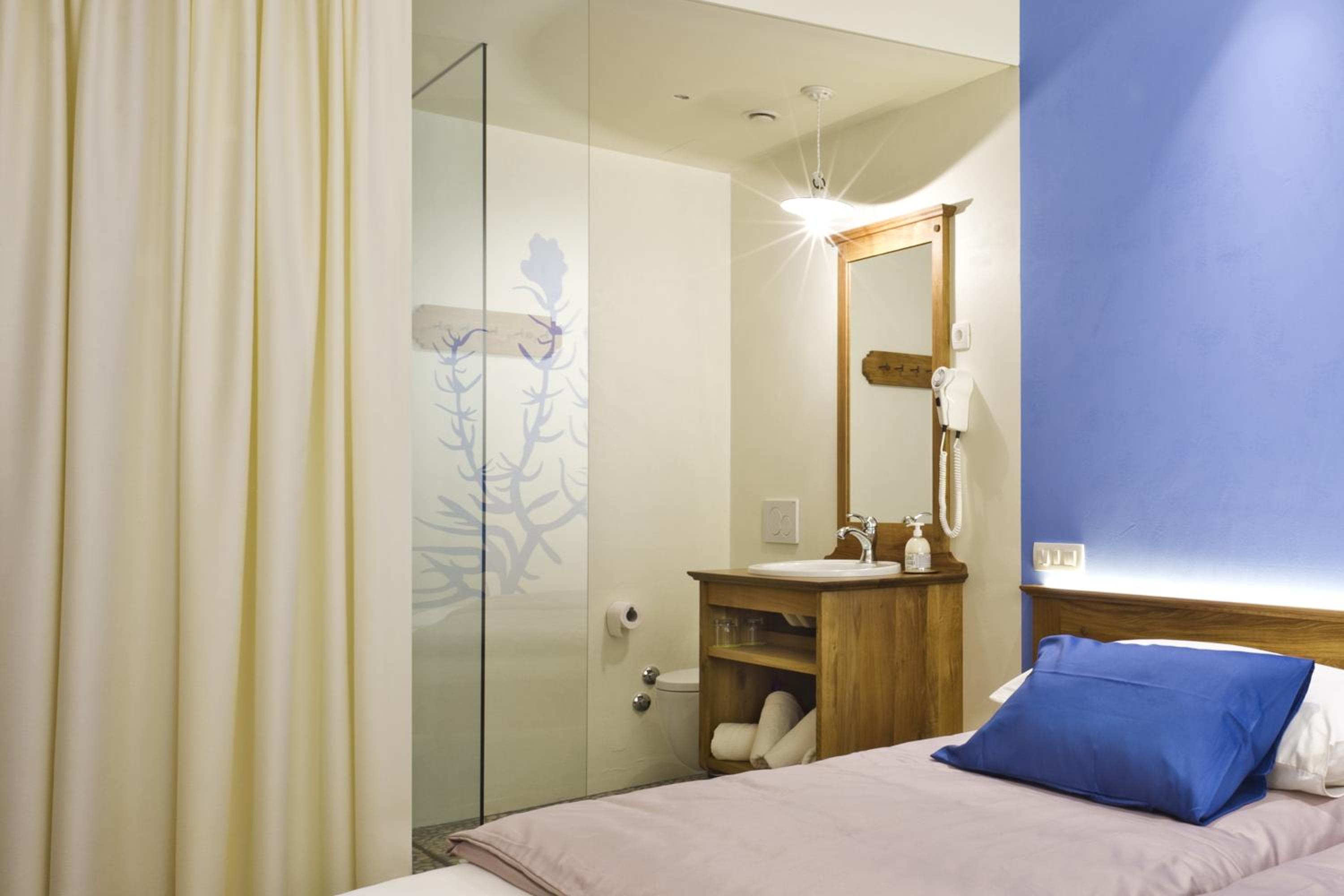 Small Double or Twin Room - Photo 3