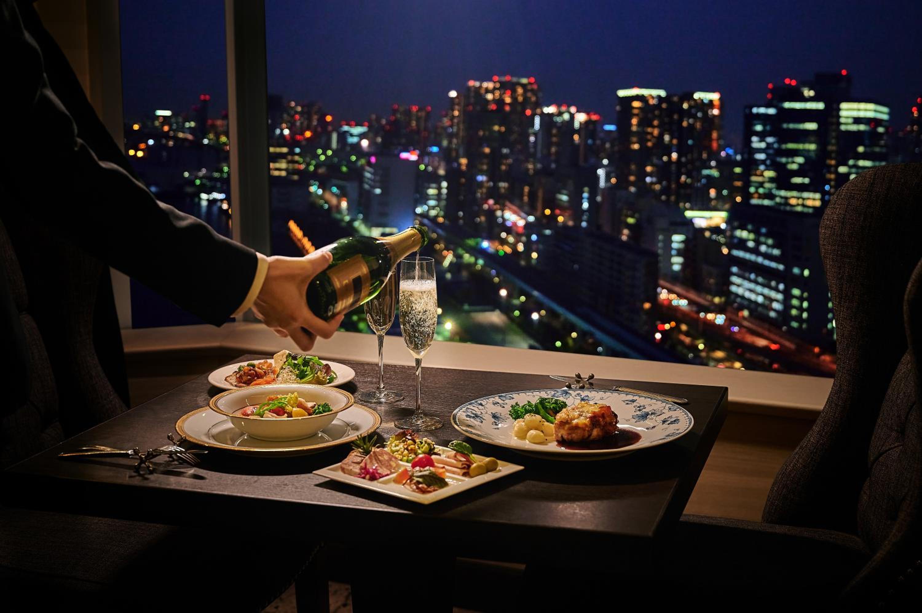 Classic King Room with River View – Club Lounge Access photo