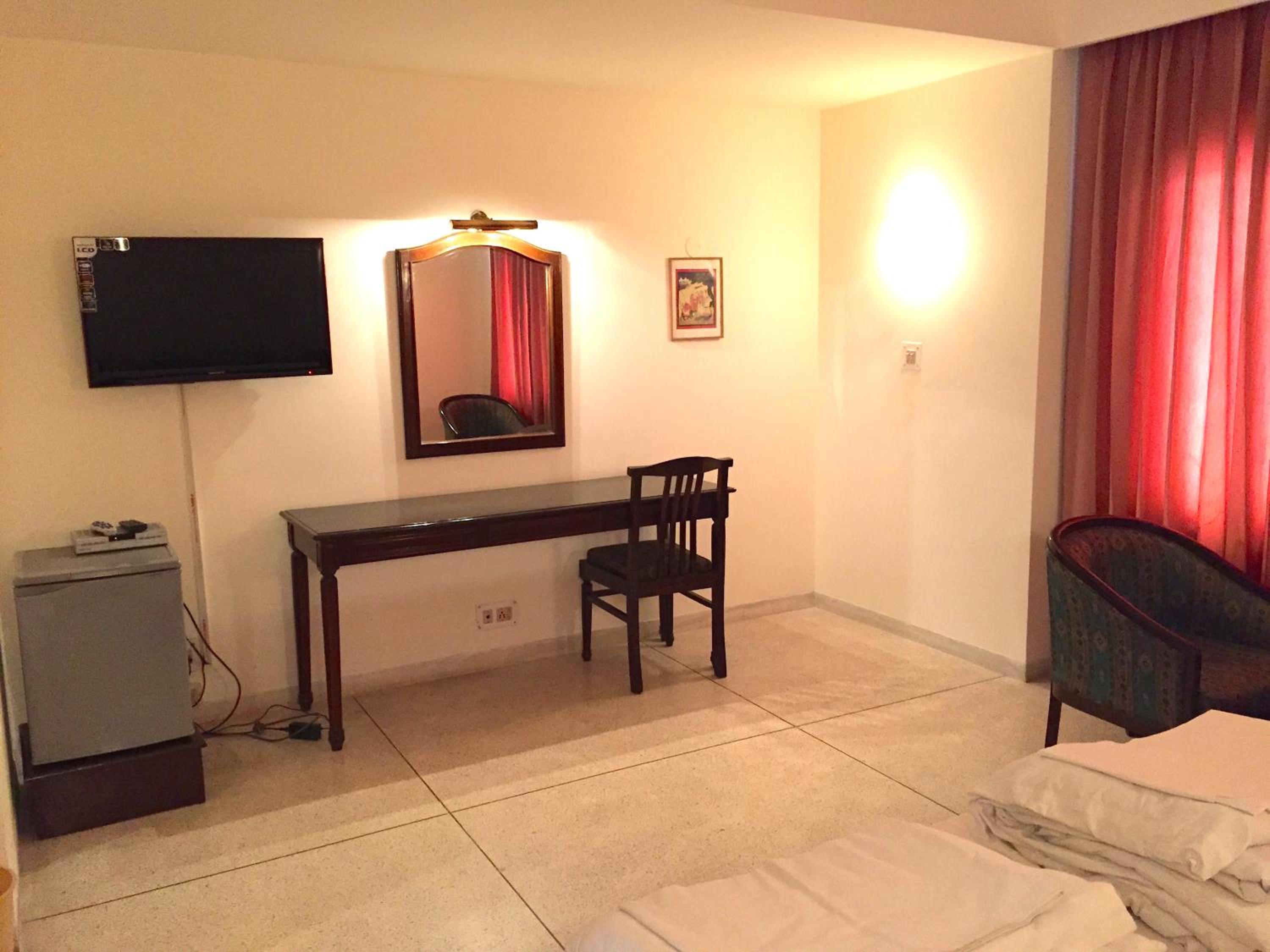 Deluxe Double Room (2 Adults + 1 Child) photo 1