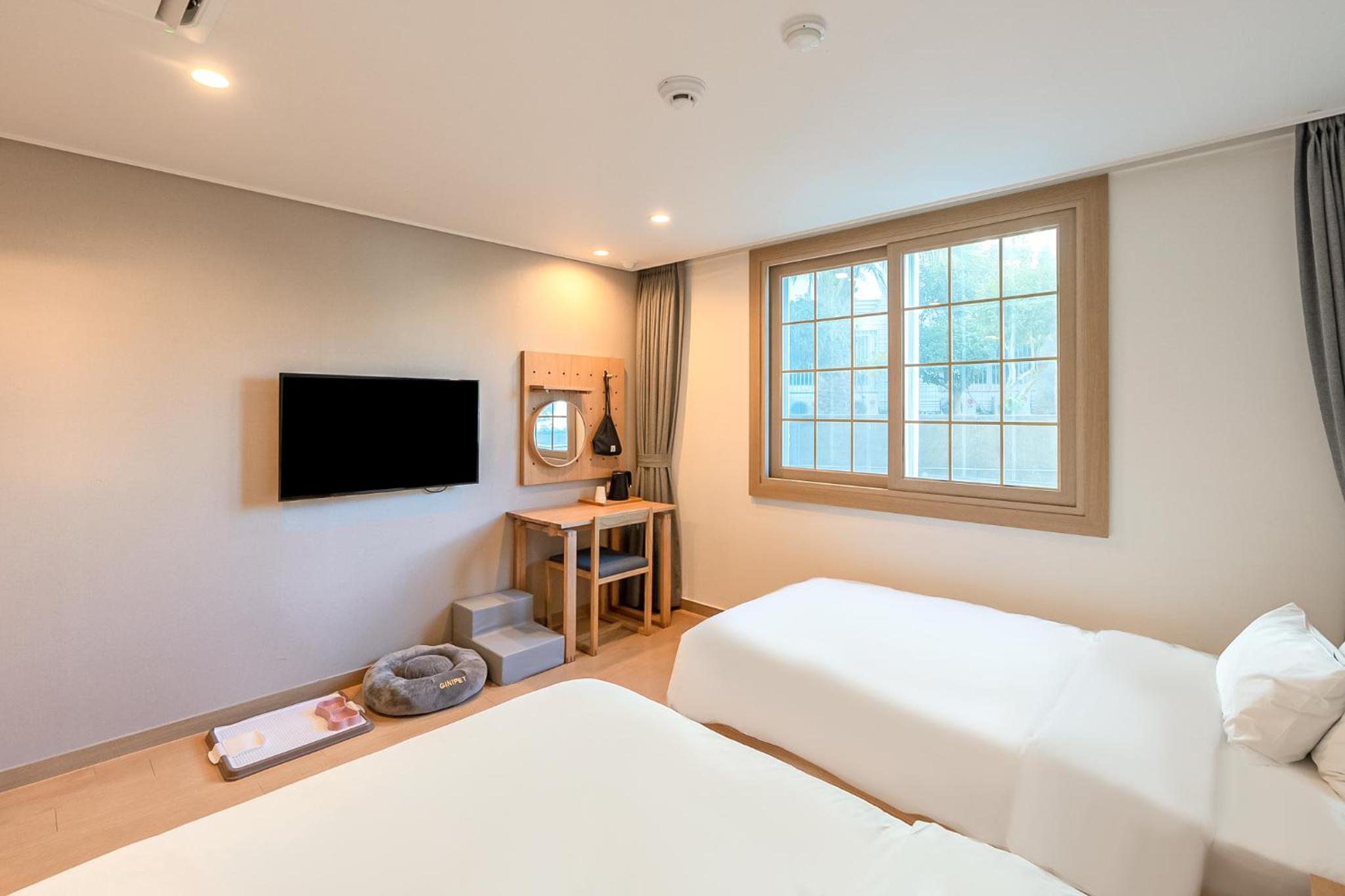 Pet Deluxe Twin Room - Photo 1