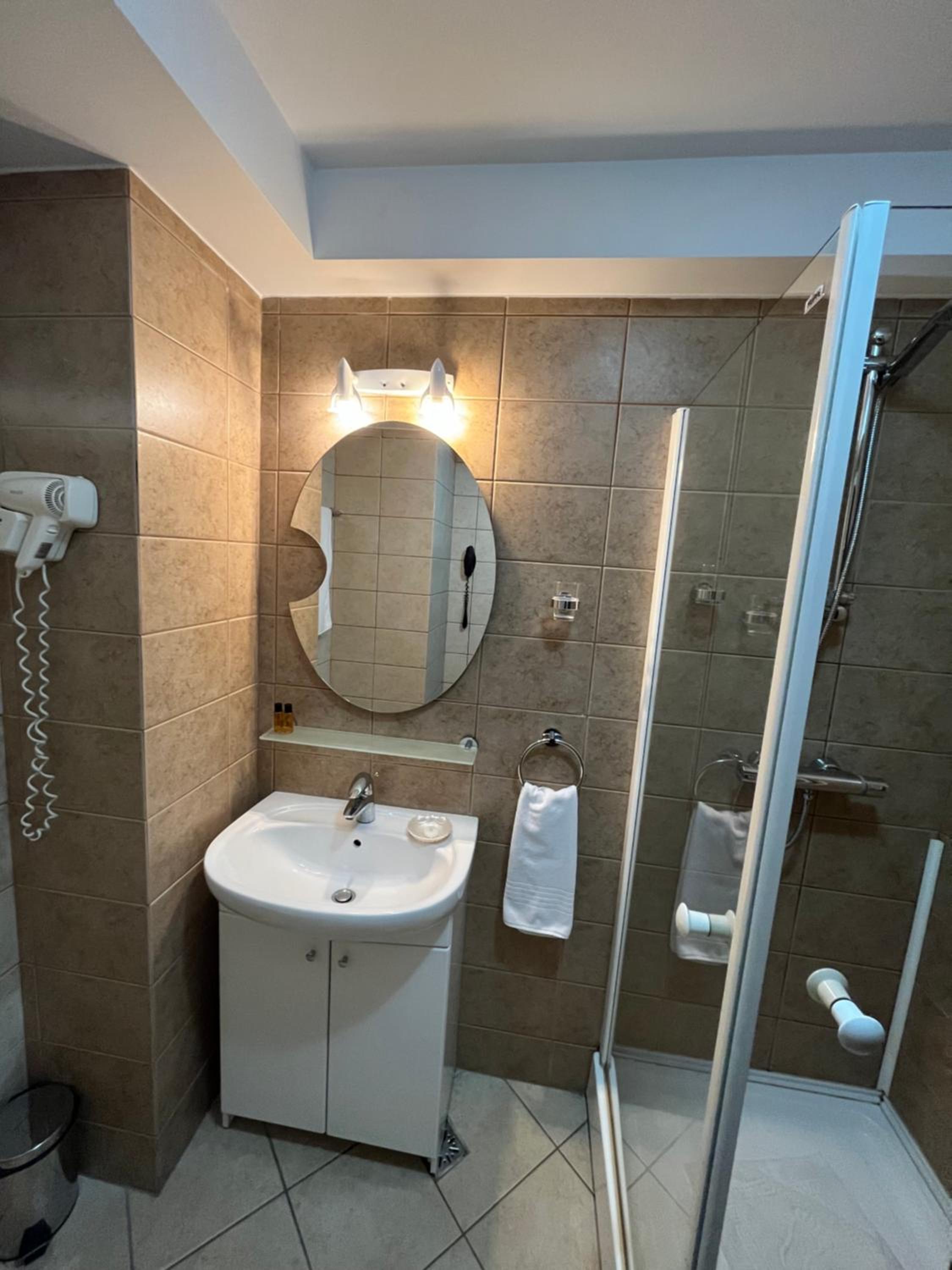Standard Double Room - Photo 12