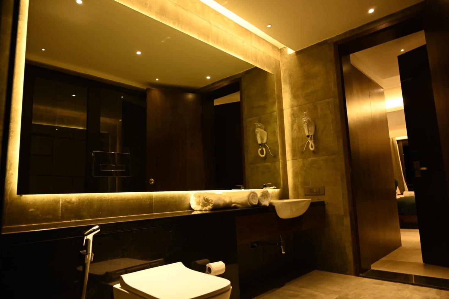 Deluxe King Room - Photo 4