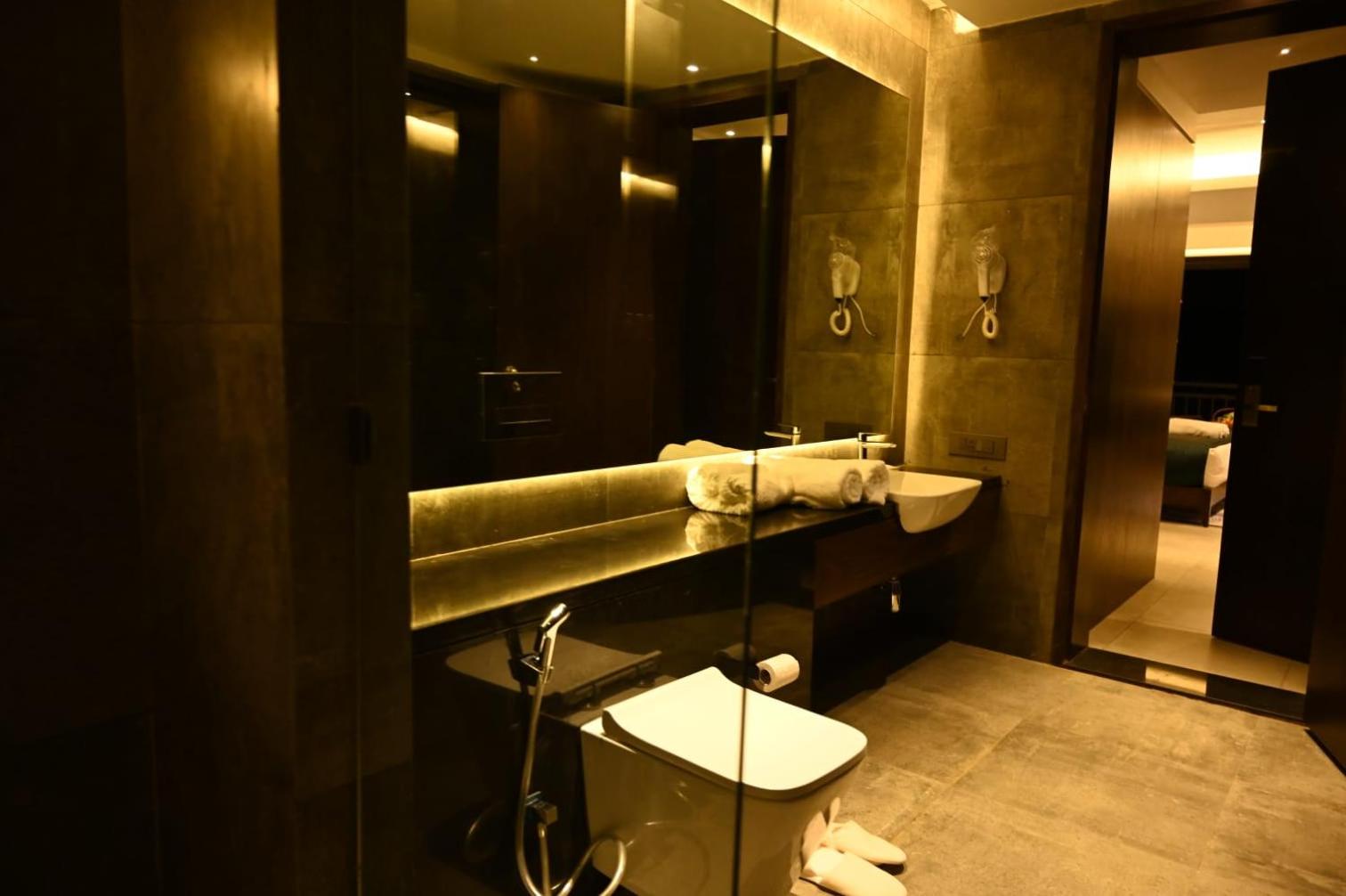 Deluxe King Room - Photo 5