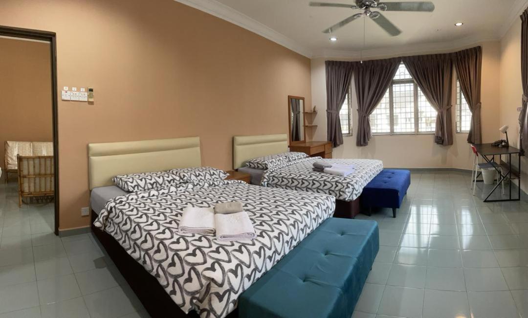 Quadruple Room with Private Bathroom photo 1