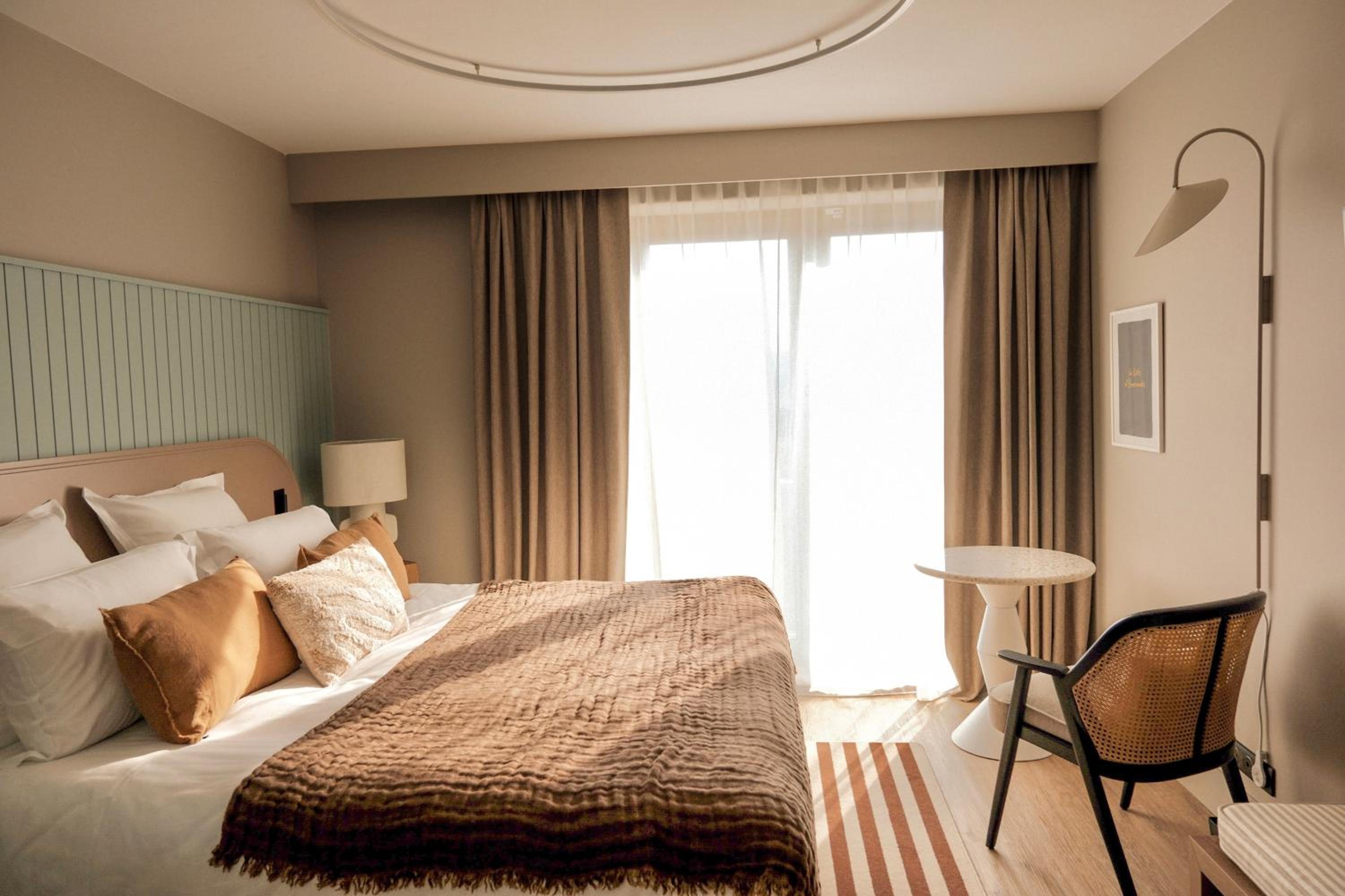 Classic Double Room with Side Sea View - Photo 7