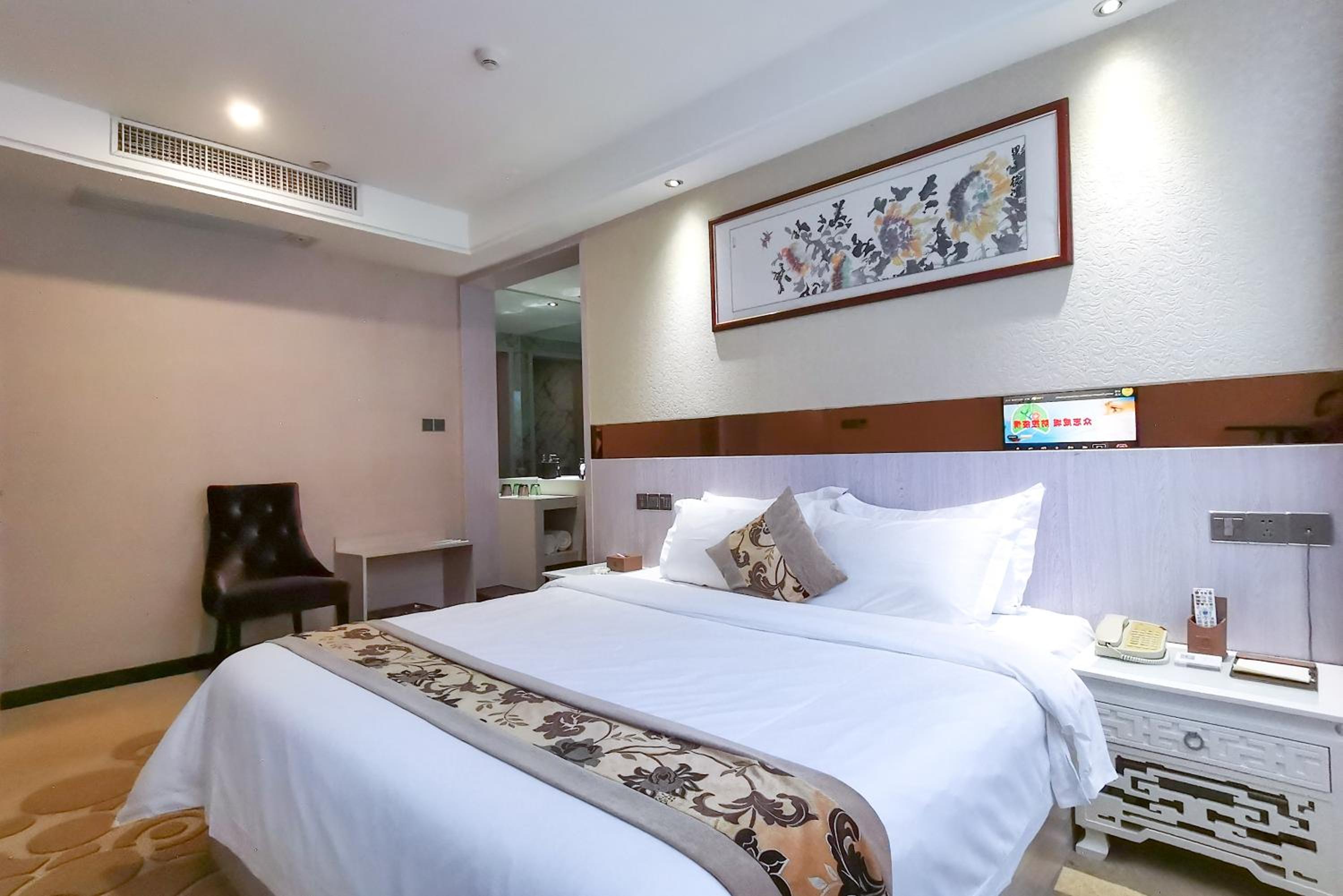 Deluxe King Suite photo 1