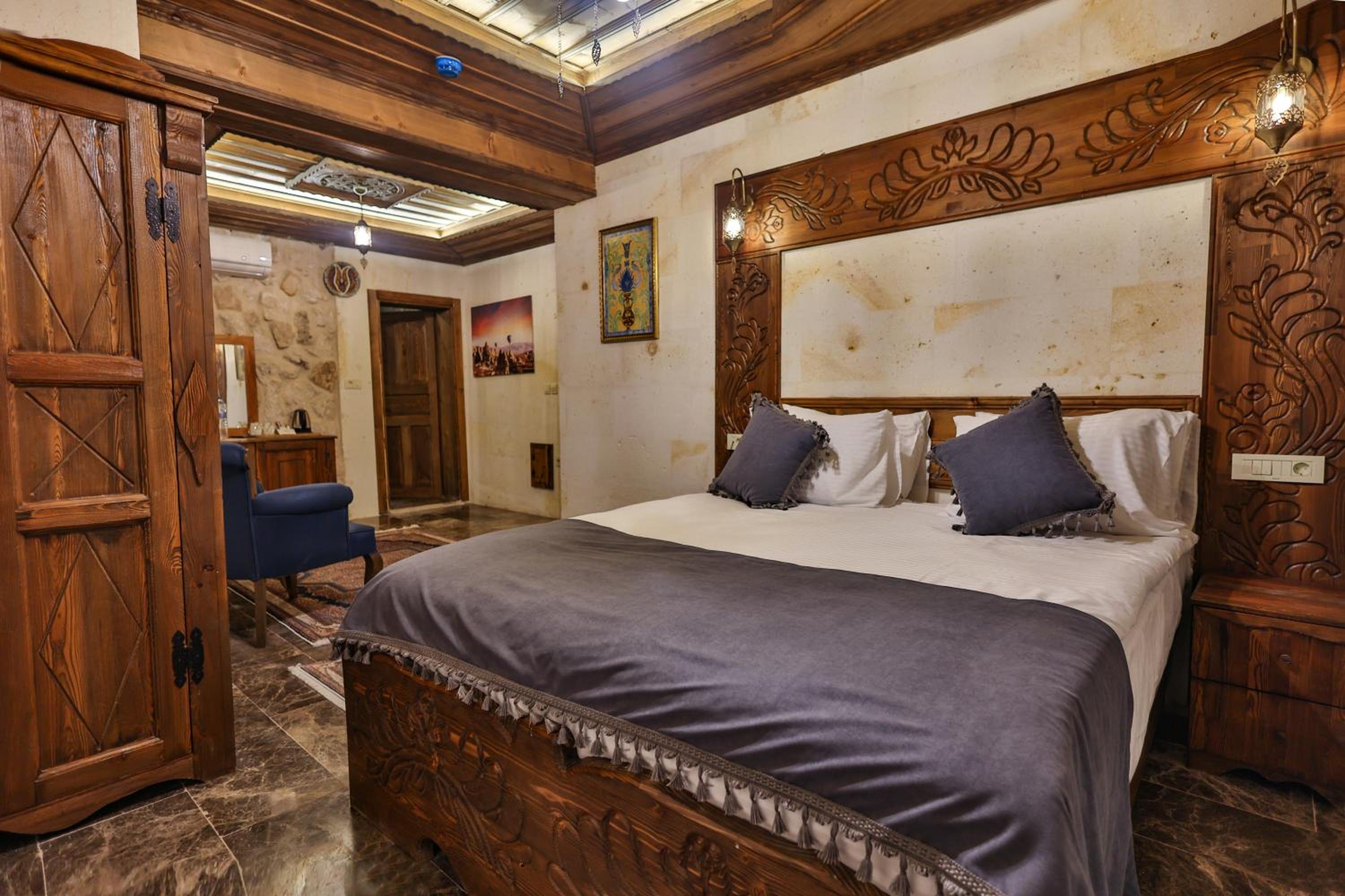 Deluxe Room - Photo 17