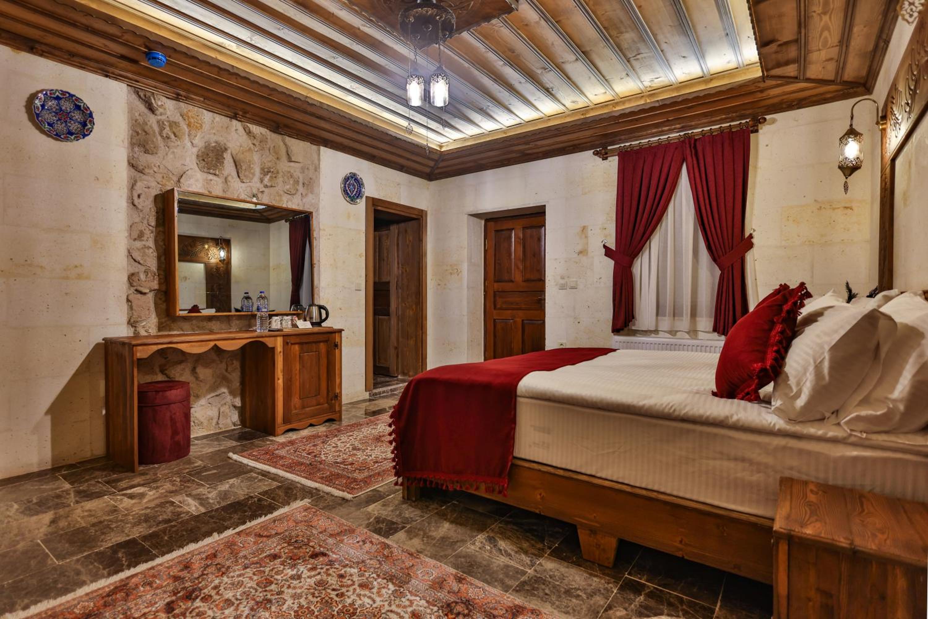 Deluxe Room - Photo 12