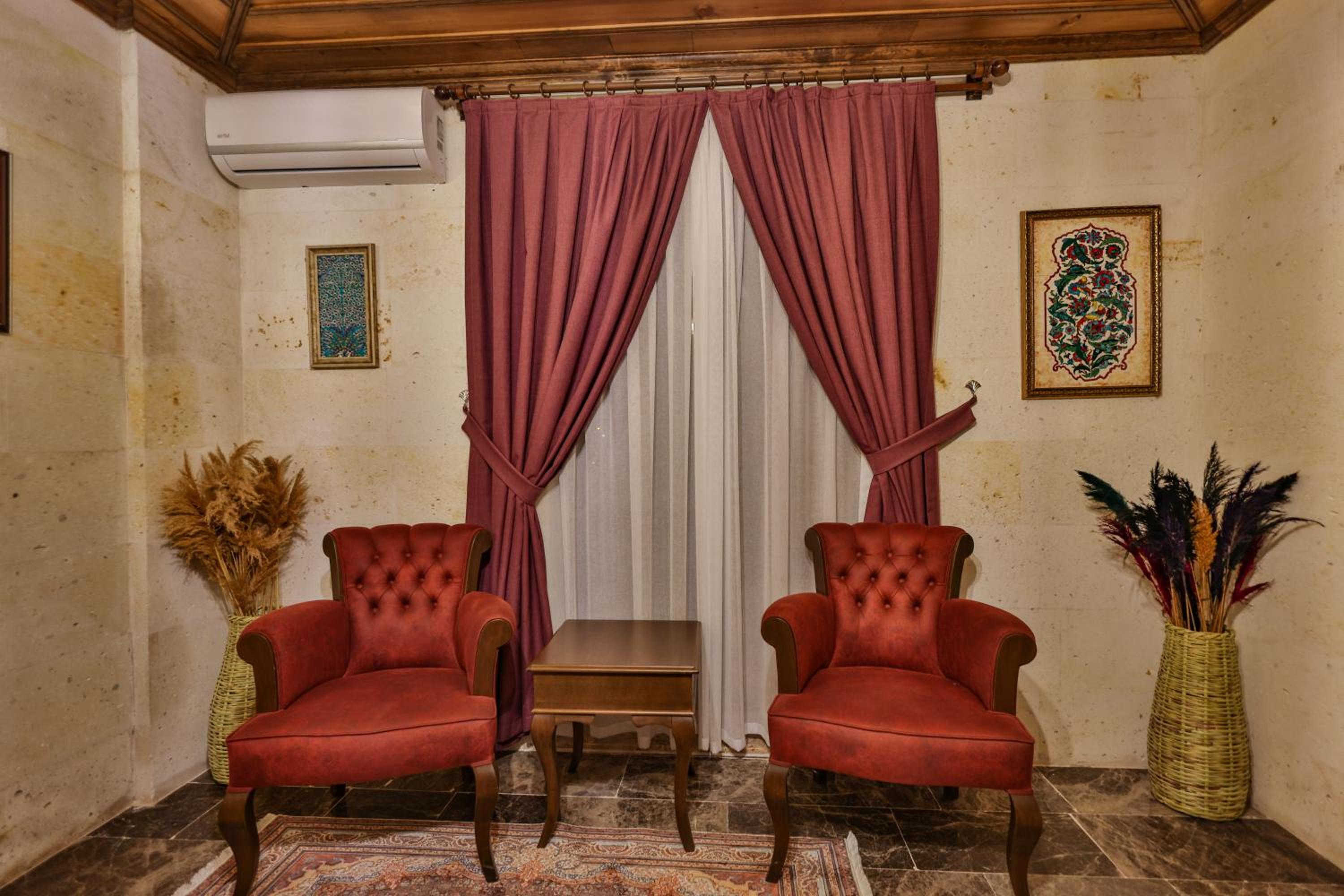 Deluxe Room - Photo 5