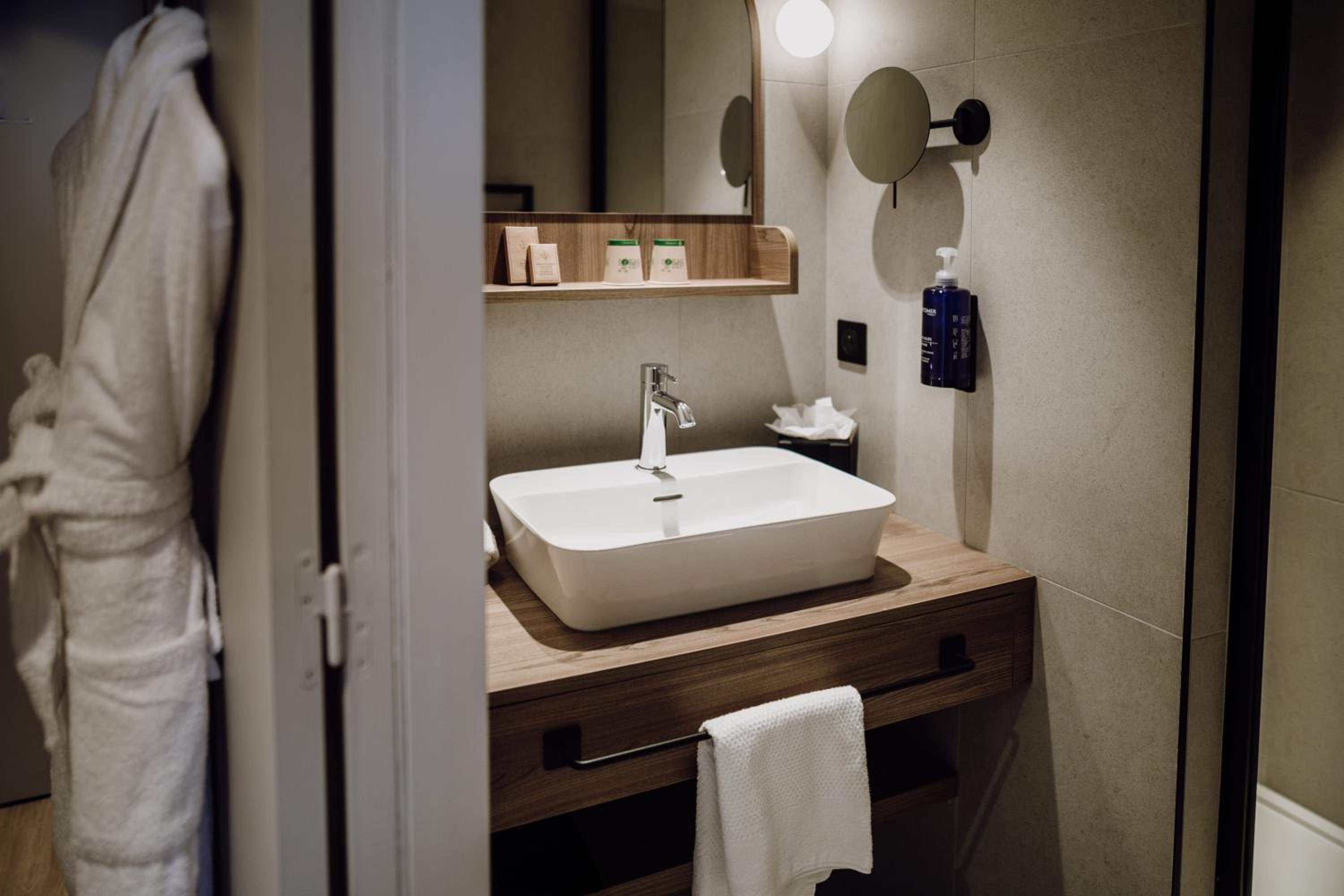 Classic Double Room with Side Sea View - Photo 10