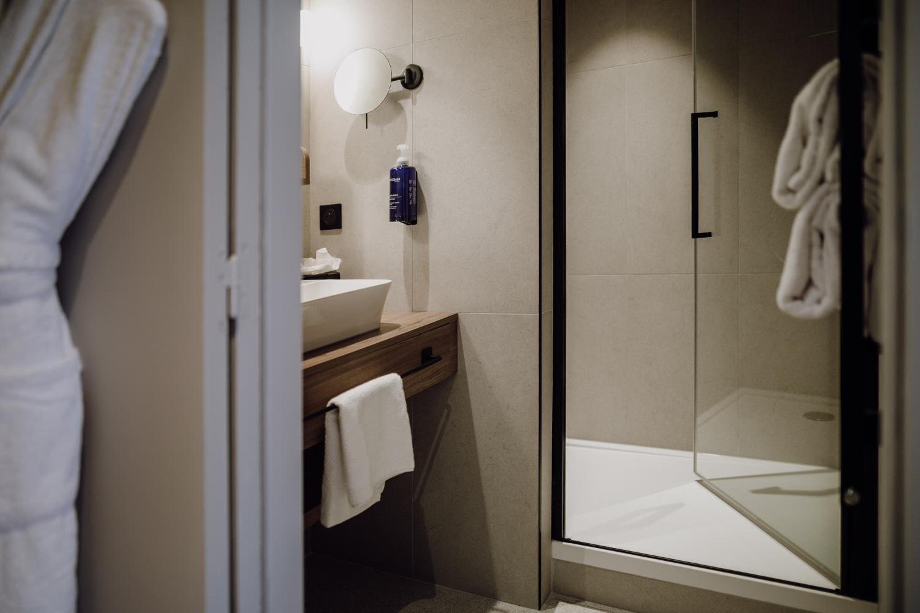 Classic Double Room with Side Sea View - Photo 9