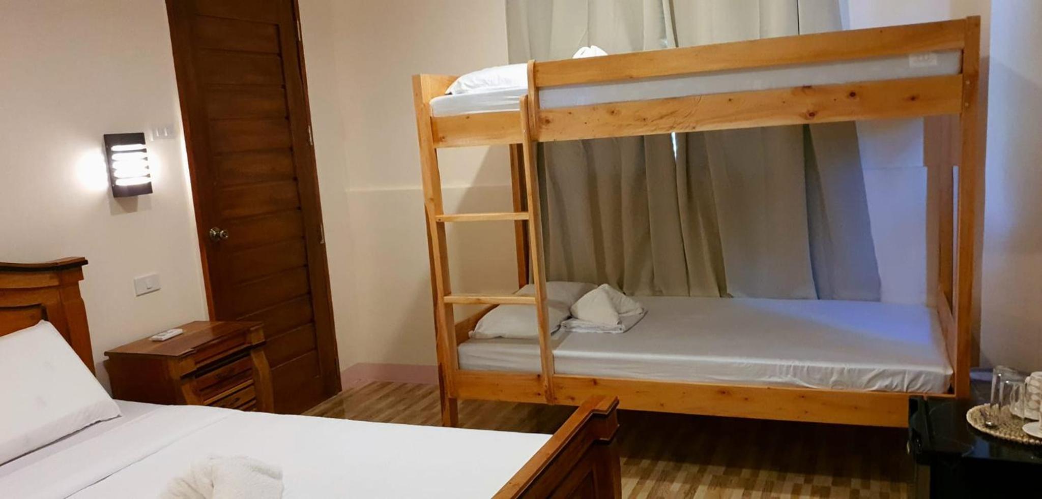 Quadruple Room with Private Bathroom - Photo 18