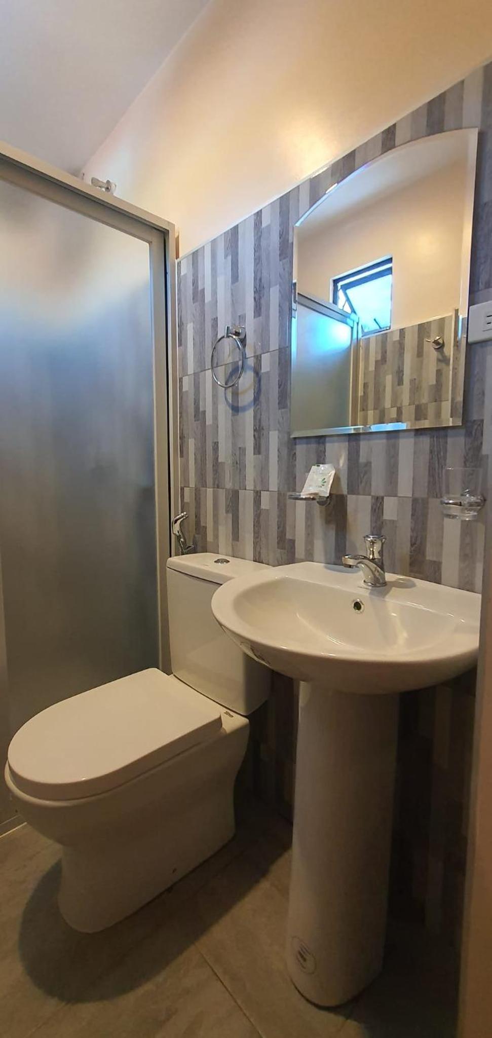 Quadruple Room with Private Bathroom - Photo 7