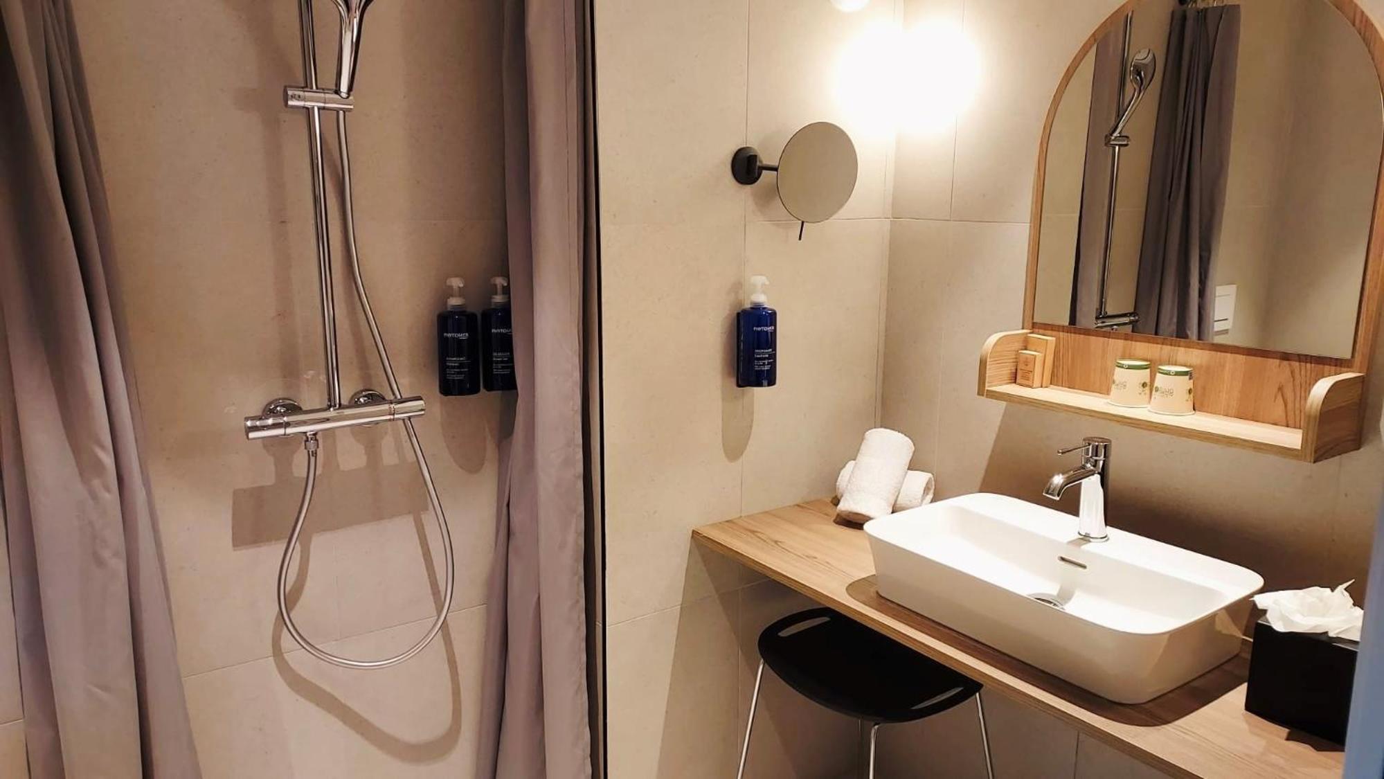 Double Room with Side Sea View - Disability Access - Photo 3