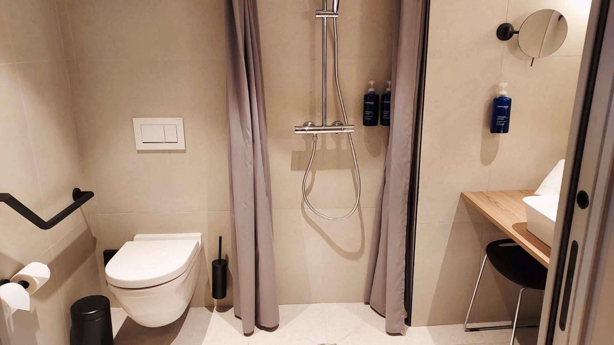 Double Room with Side Sea View - Disability Access - Photo 4