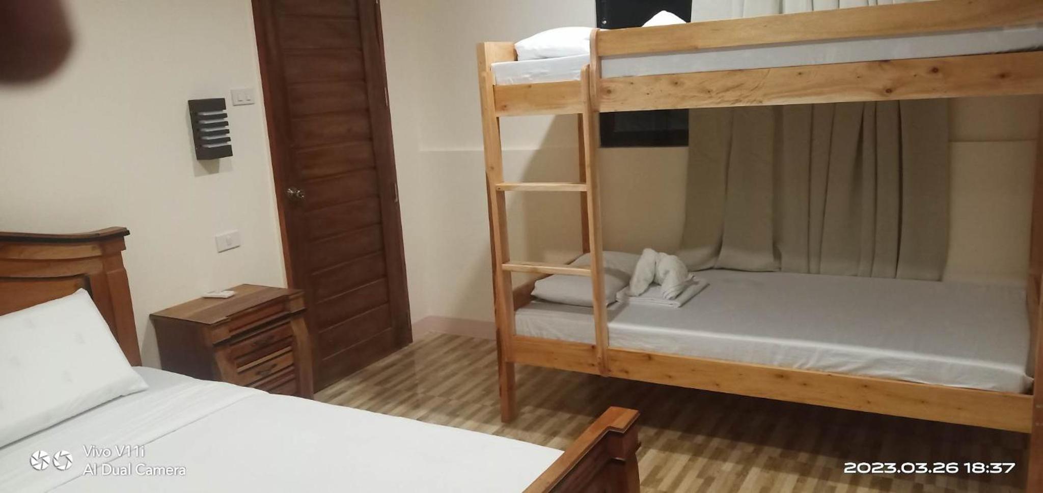 Quadruple Room with Private Bathroom - Photo 17