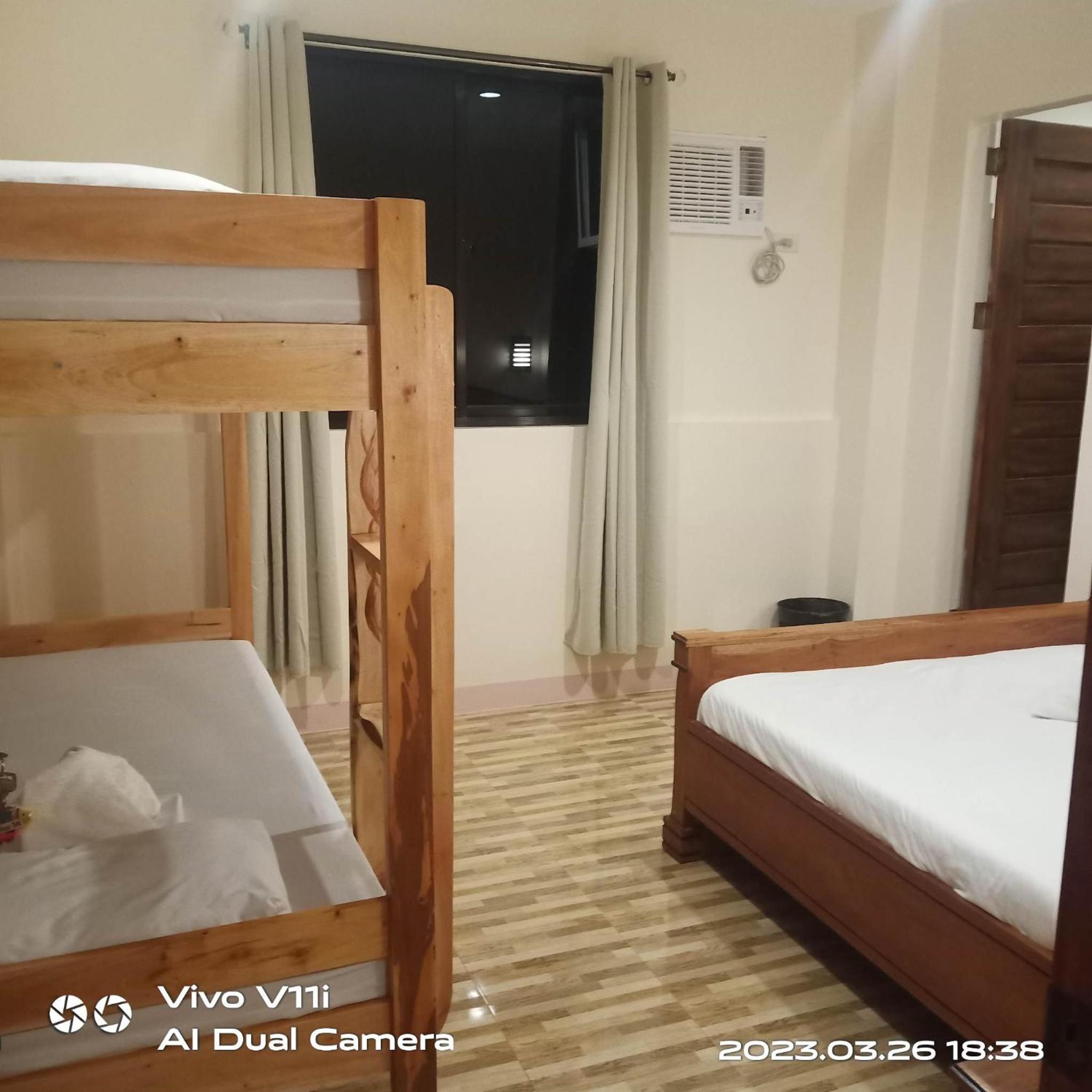 Quadruple Room with Private Bathroom - Photo 8