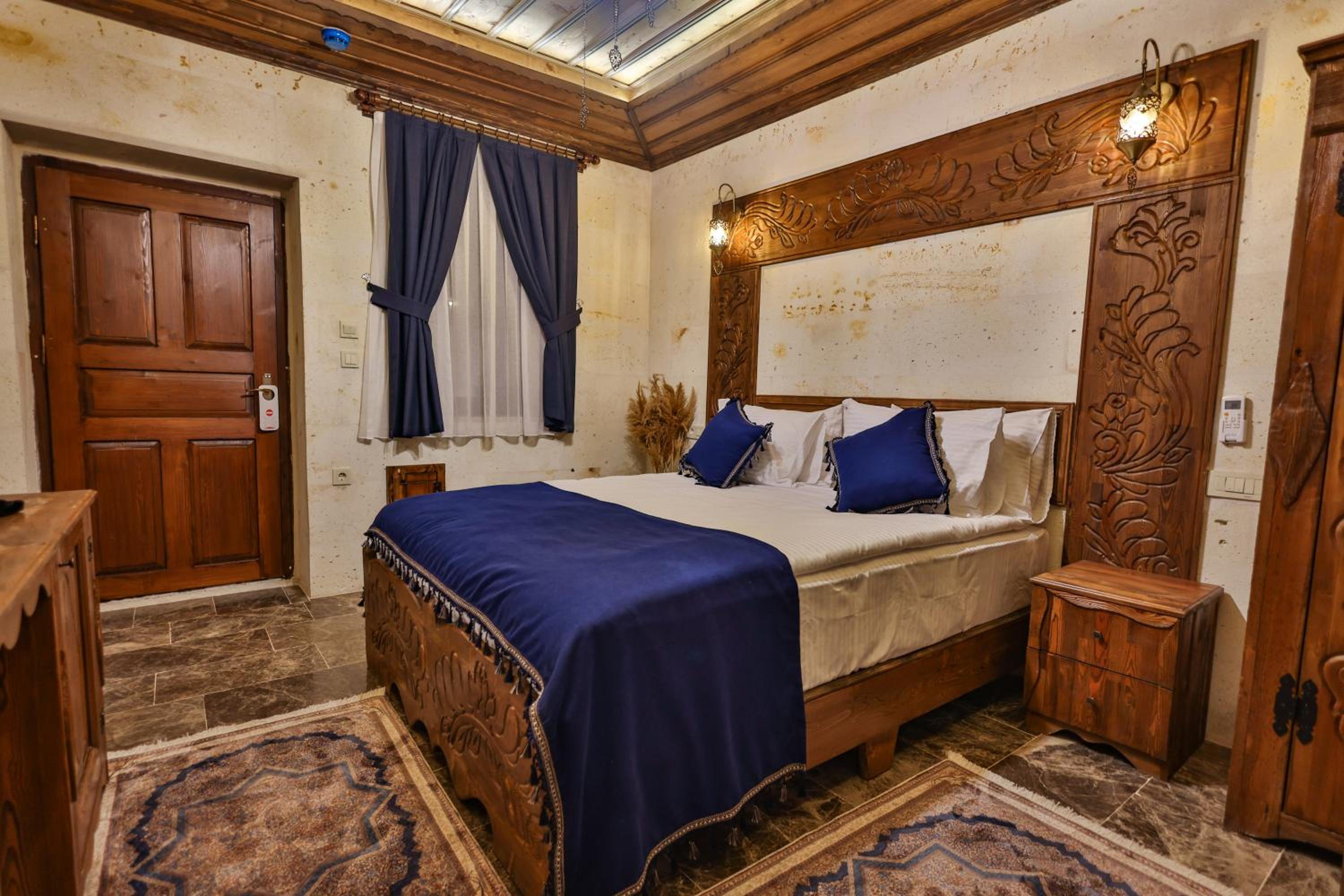 Standard Double Room - Photo 11