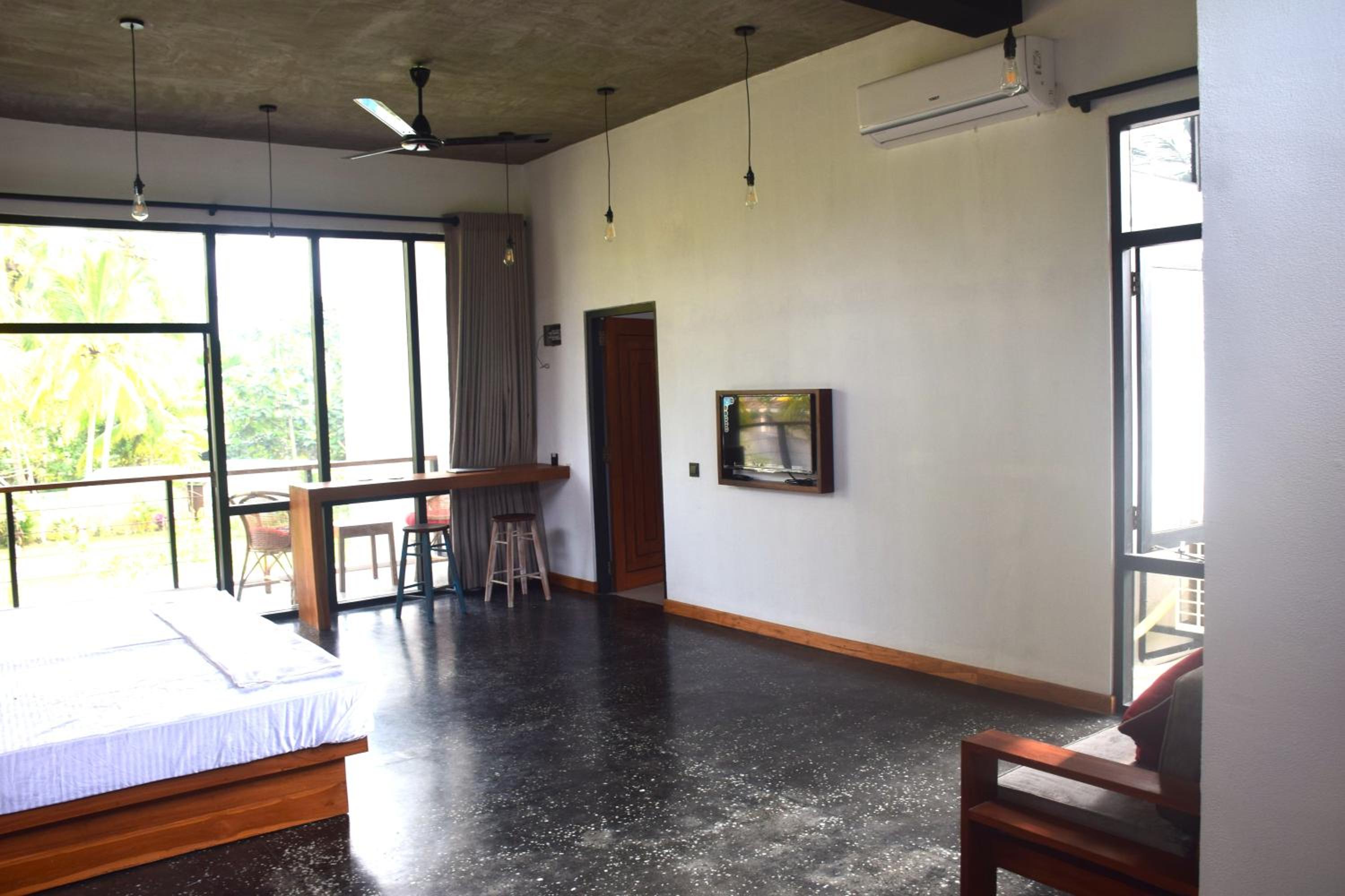 King Room with Pool View - Photo 8
