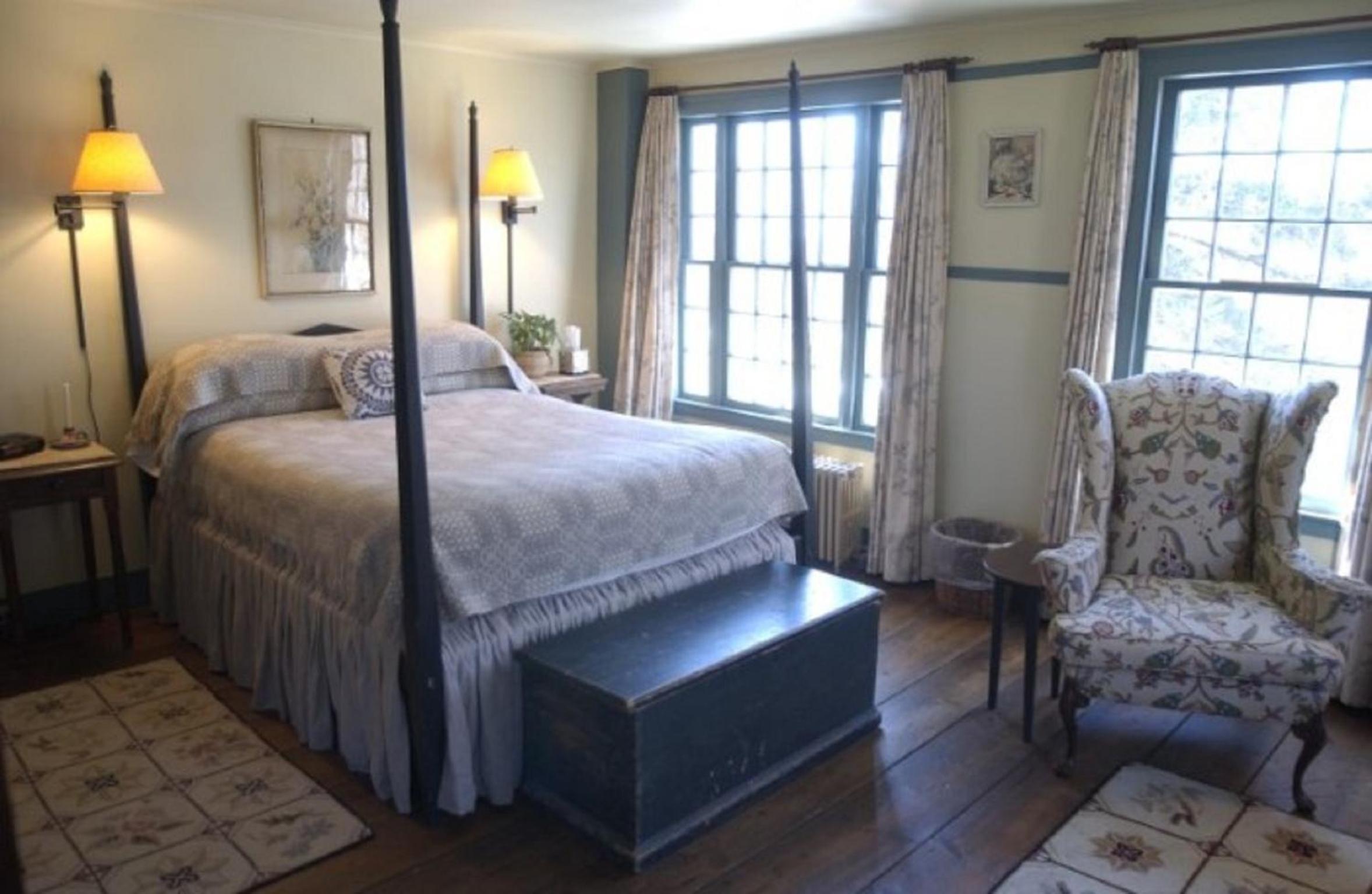 Queen Room with Twin Bed and Sofa Bed photo 1